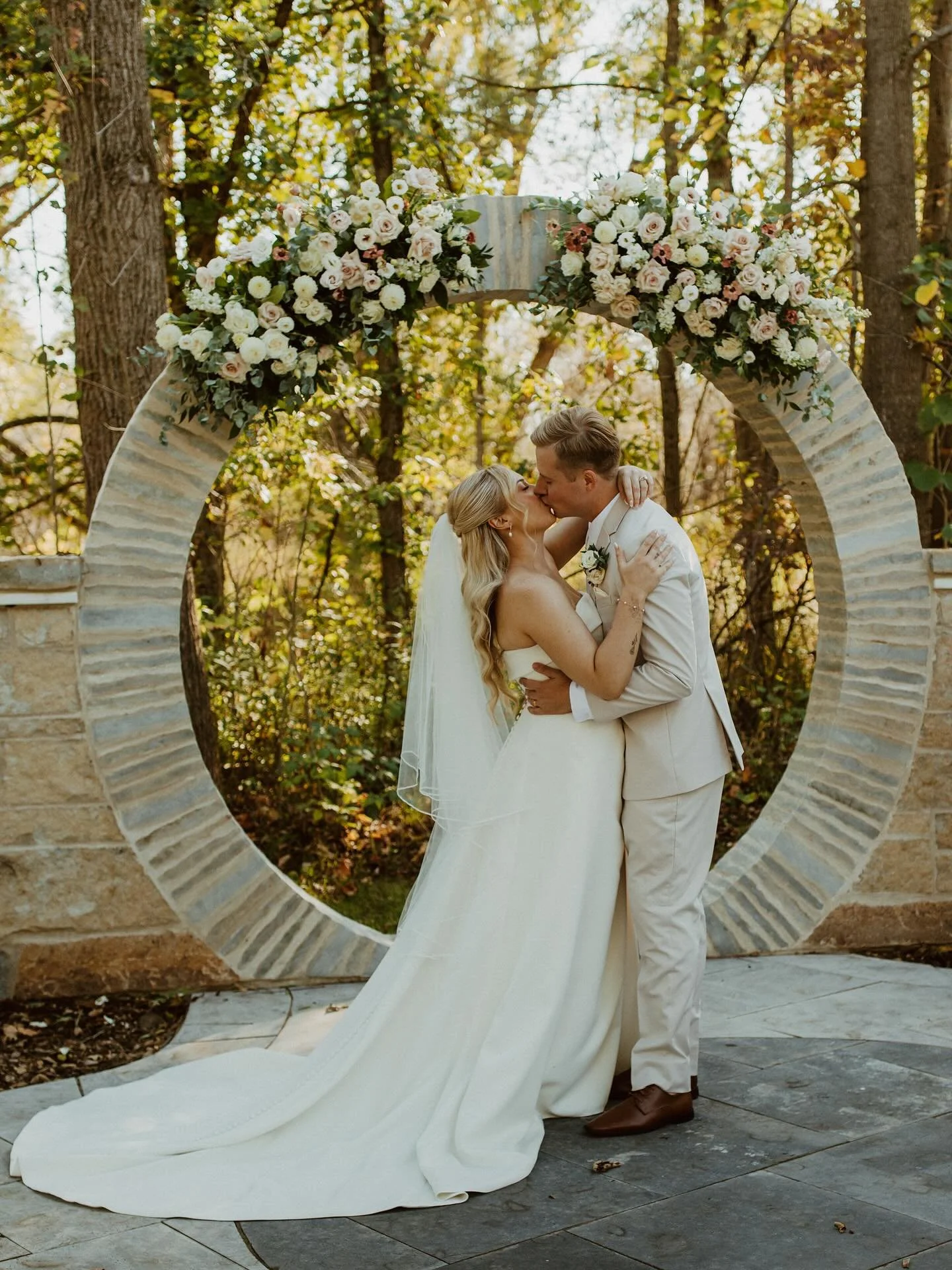 Filled with so much love and happiness after witnessing so many beautiful moments this weekend 🤍

@sydenham_ridge @flowersfromtheridge @kellis_kamera @ldnmua @white_foxevents