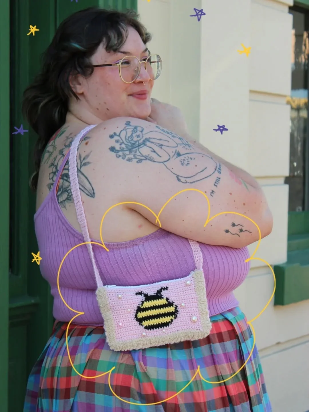 &uml;`*&bull; Hello there &bull;*&acute;&uml;
Here are some pictures of the new bumblebee small bag!! Modelled by @cait_to_the_lyn ~ this little bag features a bumblebee crochet tapestry, embellishmented with pearl beads ☆
I really love how this litt