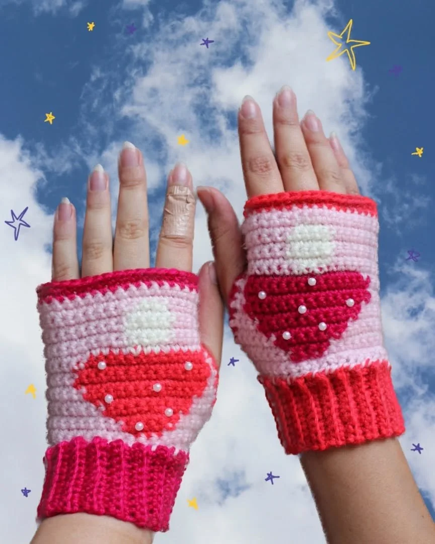 ☆ Hello there ☆
These are my new pink mushroom gloves! I had so much gathering all of my pink shades of yarn~ I also looove sewing little pearls onto pink designs,  I don't know why, but pearls look so cute with pink!
─── ･ ｡ﾟ☆: *.☽ .* :☆ﾟ. ───
#croc
