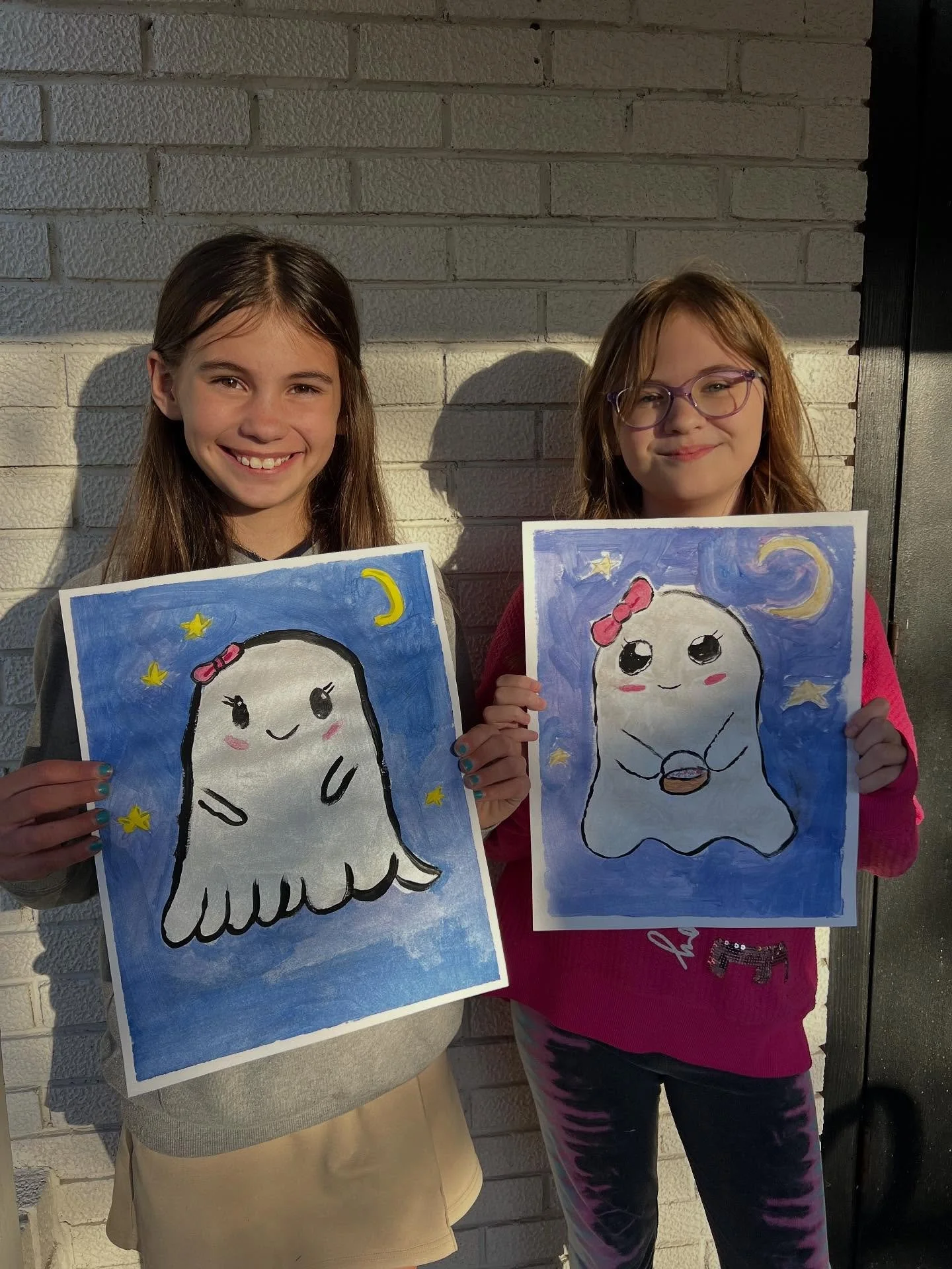 Spooky, shimmery, and oh-so-creative! 👻 Our artists mixed tempera colors and added a touch of black acrylic to make their ghosts glow off the page. Happy Spooky Season from The Marigold Studio! 🎨🖤