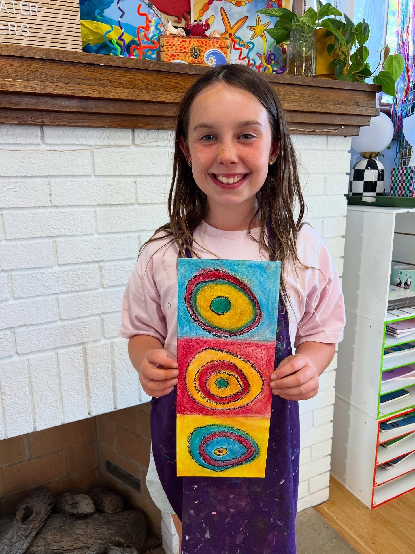 PRIMARY COLOR CIRCLES 💛❤️💙

Inspired by Kandinsky, who could hear color and see sound! Our Marigold Makers explored how patterns in the three primary colors can create rhythm and balance in art.

We used chalk pastels (a little messy and not everyo