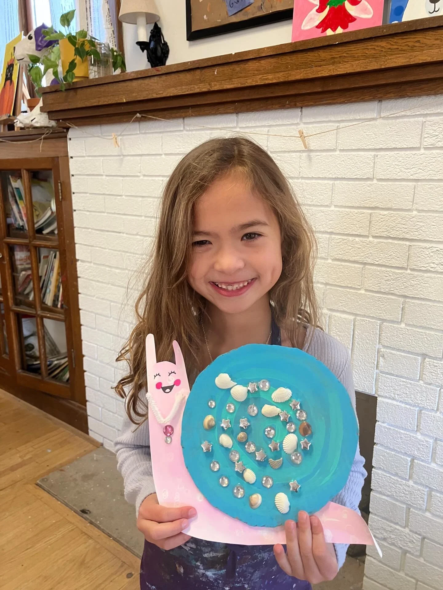 Our mixed media snails made their way out of Miss Audrey&rsquo;s magical garden 🐌✨Each little traveler went on an adventure, collecting treasures along the way&mdash;filling their shells with something uniquely their own!
No two turned out the same,
