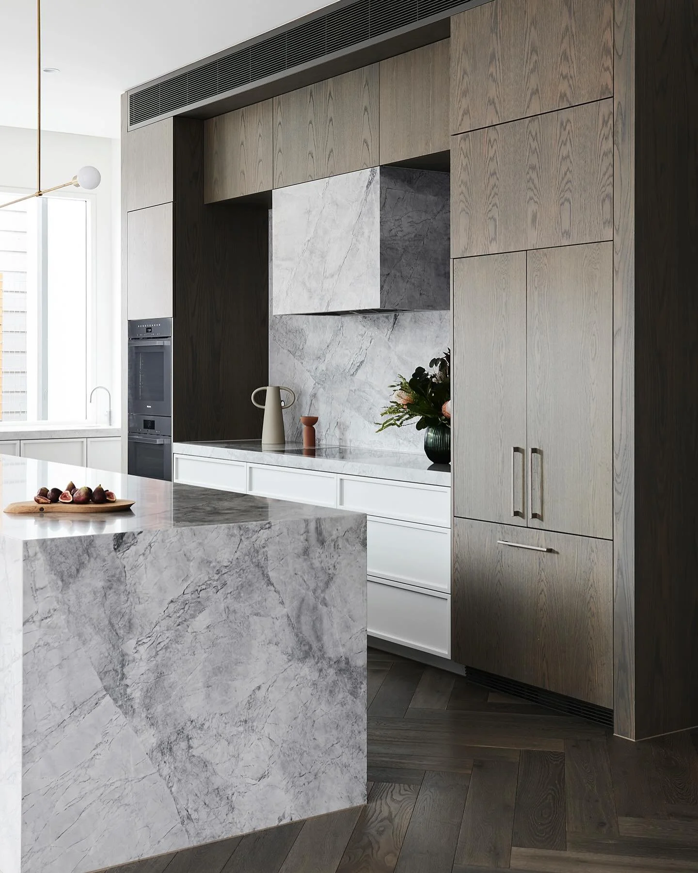 Refined, timeless, and effortlessly beautiful - this Kitchen vignette is all about little moments that make a space feel like home. 

Interior design by the brilliant @cassandrawalker.studio and built by the extremely talented team at @clancyconstruc