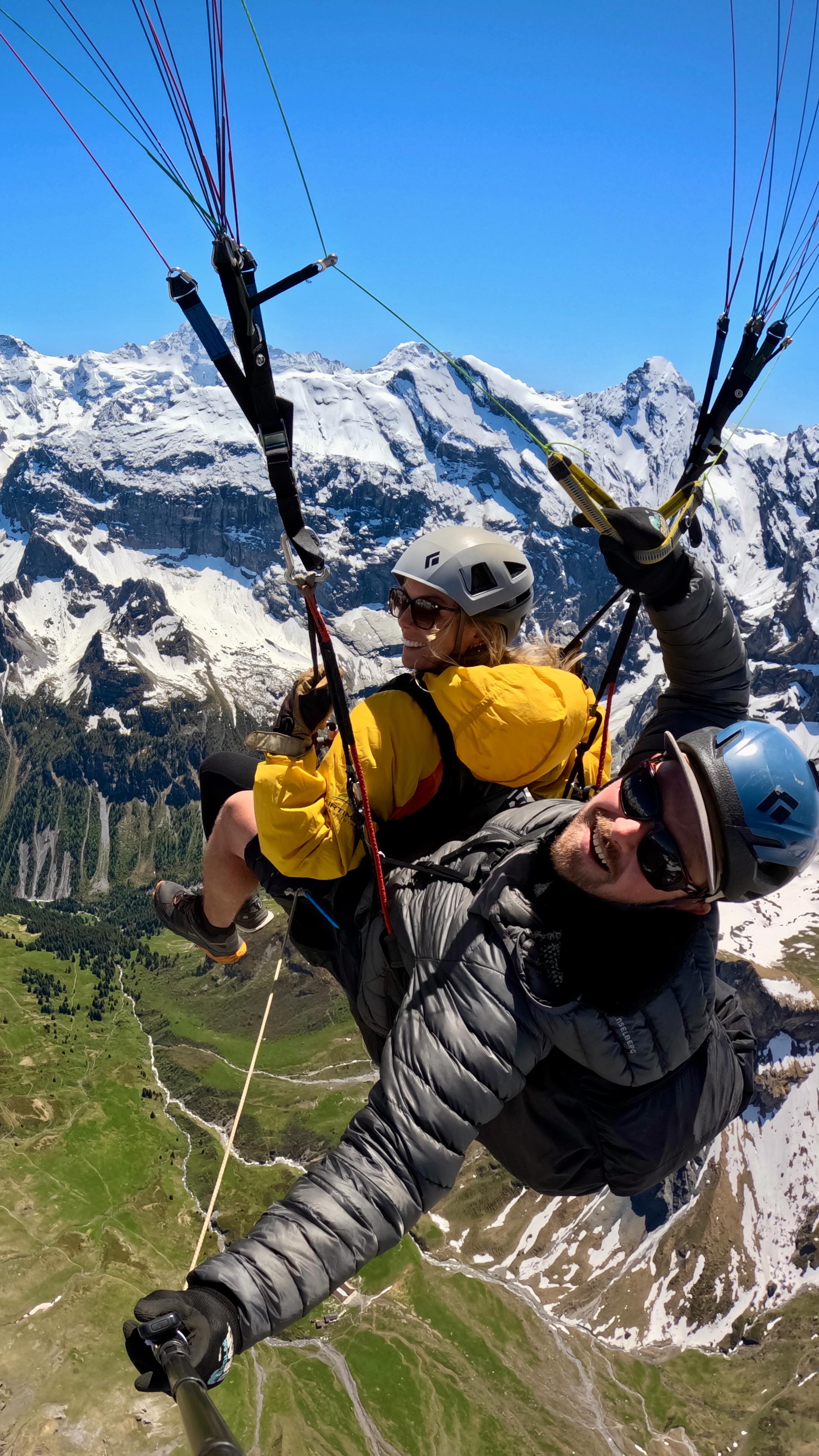 Nothing beats sharing your passion with your family! 😎
We got super lucky with the weather and had a spectacular flight around the Lauterbrunnen Valley, thermaling up and flying over the @schilthorn_pizgloria at 3500m.
Sorry @lucy__kellett that