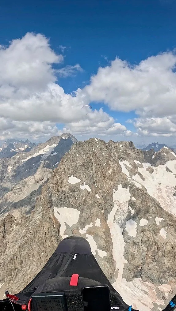 Flying through The Ecrins.
After staying in St Vincent we tried to fly as far back to Chamonix as possible, we finally gave up 2/3 of the way after a really super cool flight through the middle of The Ecrins.
@ozoneparagliders @ozoneparaglidersfra