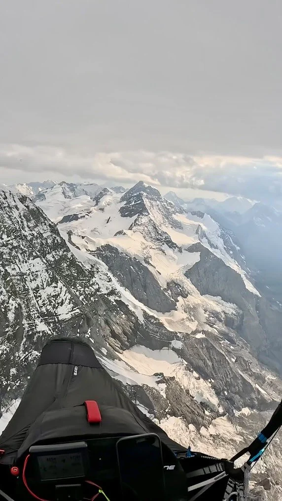 Soaring the Eiger, JungFrau and Mönch
Finished work (tandems) at 4, took the cable car to Birg and managed to soar up the Mönch in the NWer from the bottom of the glacier. Super smooth conditions, flew over the Eiger, went and had a look