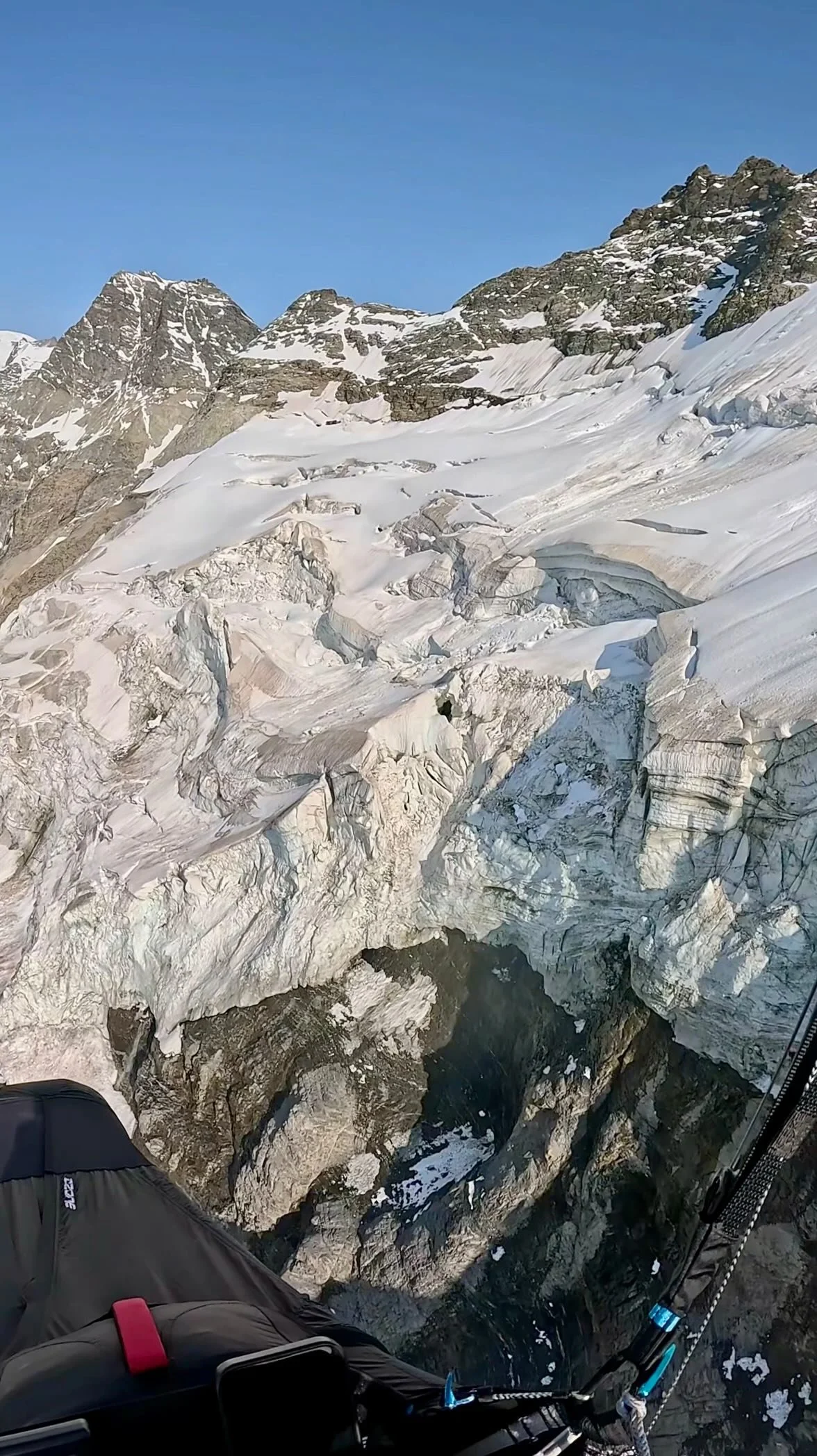 Grand tour of the valley, flying over the glaciers and around the JungFrau and Eiger after work.
Had a microphone failure so you don’t get to hear me yapping and saying “wow” whilst staring at glaciers. Listen to some cheesy music