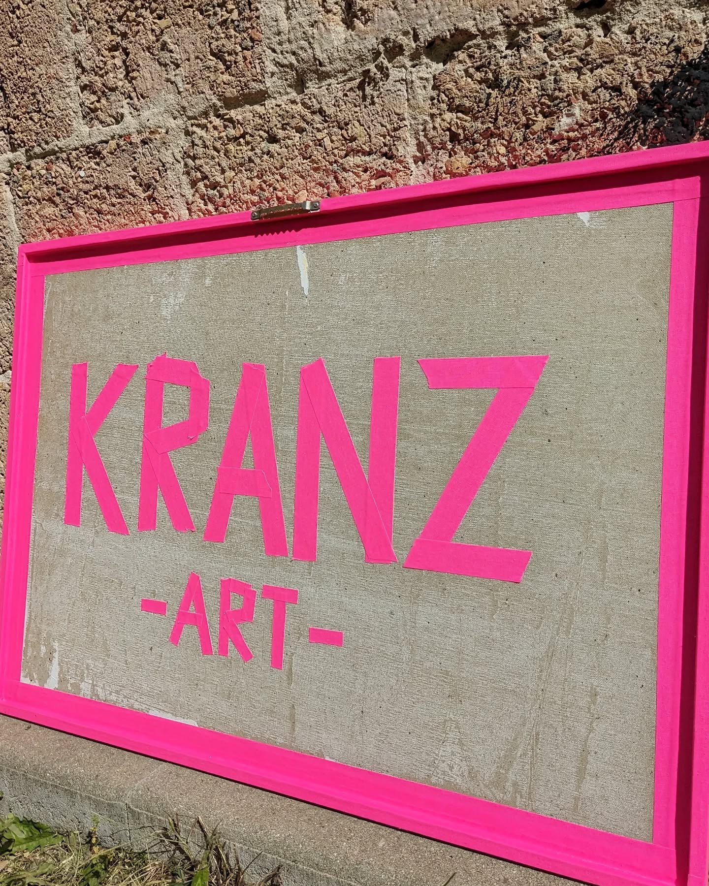 KRANZ ART &ndash; einmal anders sichtbar.

Zum ersten Mal habe ich meinen Namen auf die R&uuml;ckseite eines Kunstwerks geklebt &ndash; mit pinkem Paketband. Spontan. Intuitiv. Und irgendwie genau richtig.

Weil meine Kunst nicht nur vorn wirkt.
Sond