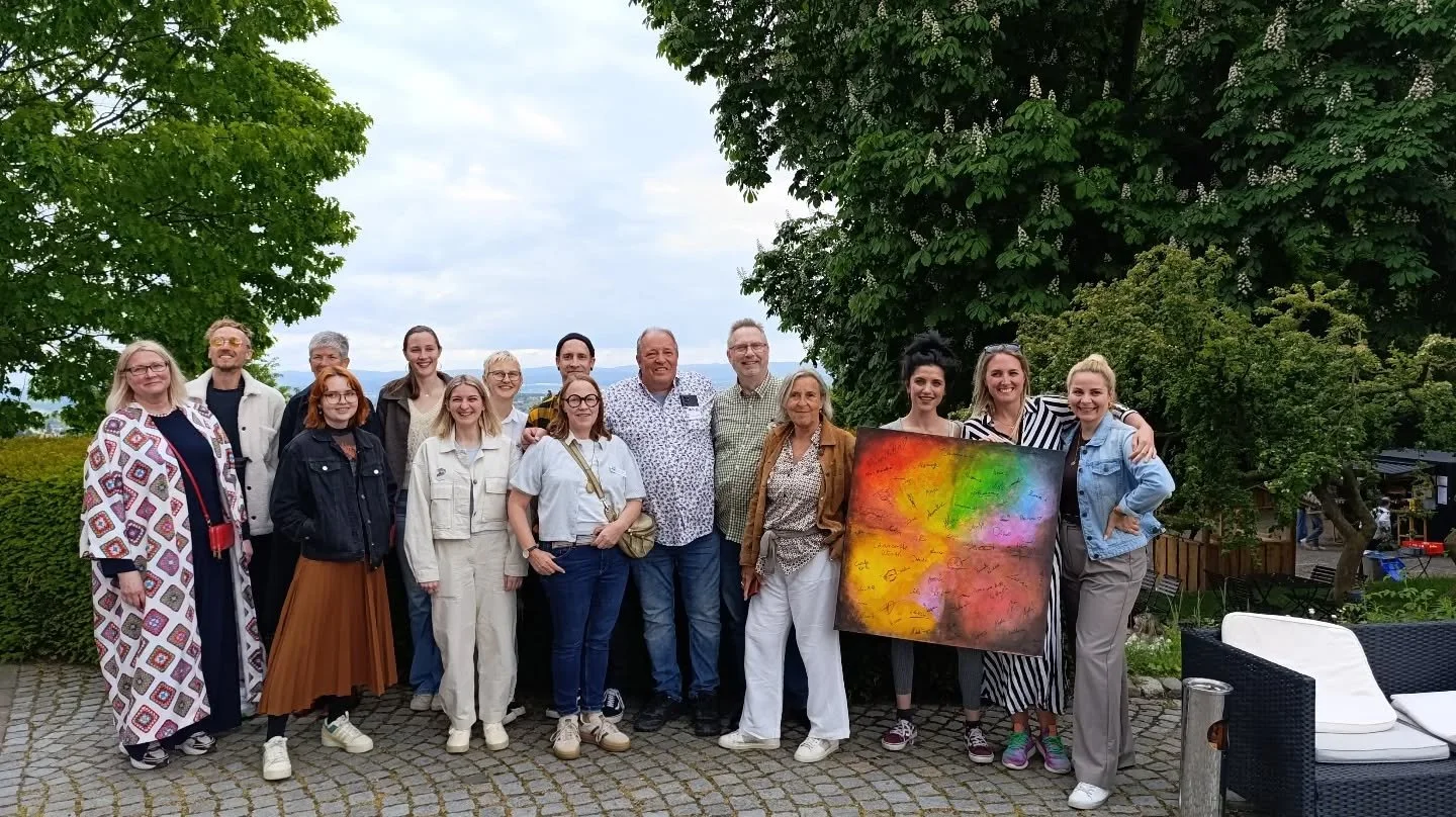Kleiner R&uuml;ckblick auf die Kunstausstellung in Kassel ✨

Es war so sch&ouml;n, mit den Kasseler Artists gemeinsam auszustellen und euch kennenzulernen! 

Danke an alle, die da waren, vorbeigeschaut, unterst&uuml;tzt oder einfach den Moment mit un