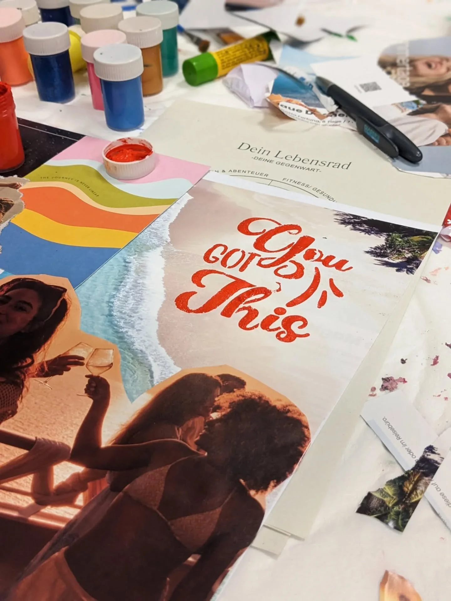 Dieser Workshop war so viel mehr als ein Visionboard.

Wir sind mit Yoga gestartet, um im K&ouml;rper anzukommen.
Mit einem Soundbath tiefer gegangen, um still zu werden.
Und dann entstand Raum &ndash;
f&uuml;r echte W&uuml;nsche, leise Tr&auml;ume u