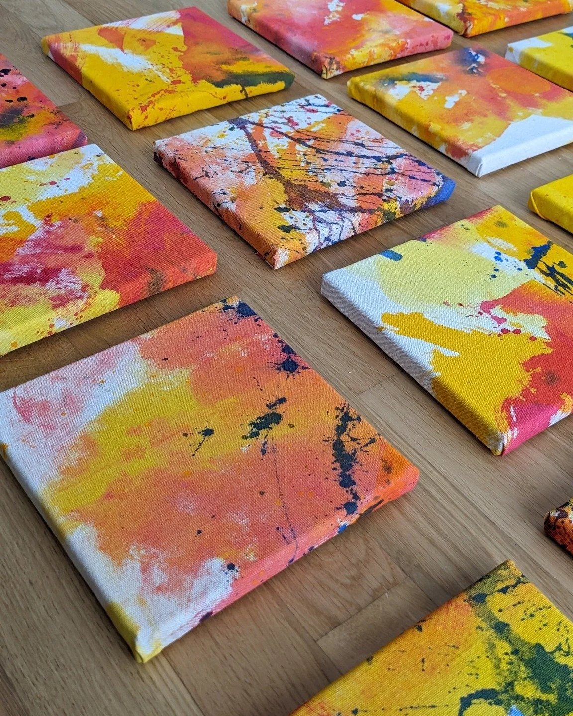 Kunst aus dem Moment. Direkt vom Strand.

Diese Bildreihe ist direkt am Strand in &Auml;gypten entstanden. Ich hab einfach angefangen zu malen, ohne Plan, ohne Erwartungen. Nur ich, der Pinsel, die Farben und das Meer vor mir. 

Manchmal wird es ande