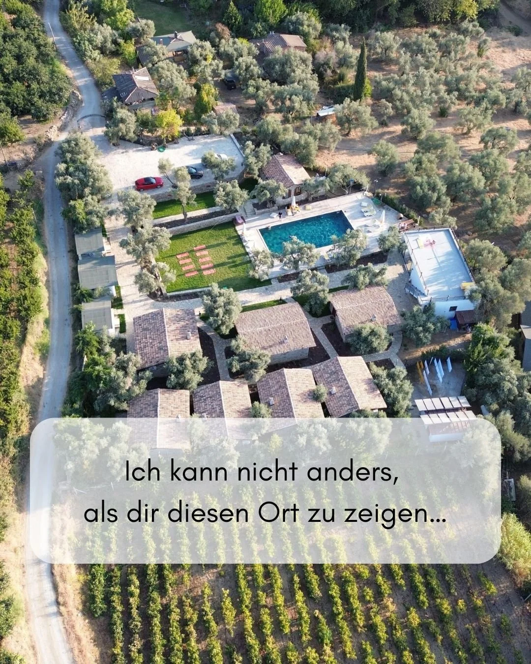 Schon beim Ankommen merkst du, dass hier alles anders ist.

Ein weitl&auml;ufiges Anwesen nur f&uuml;r uns, umgeben von Olivenhainen. Die Sonne scheint warm auf die Haut, die Luft riecht nach Kr&auml;utern und Erde. Alles wird ruhiger, leiser, die Ge