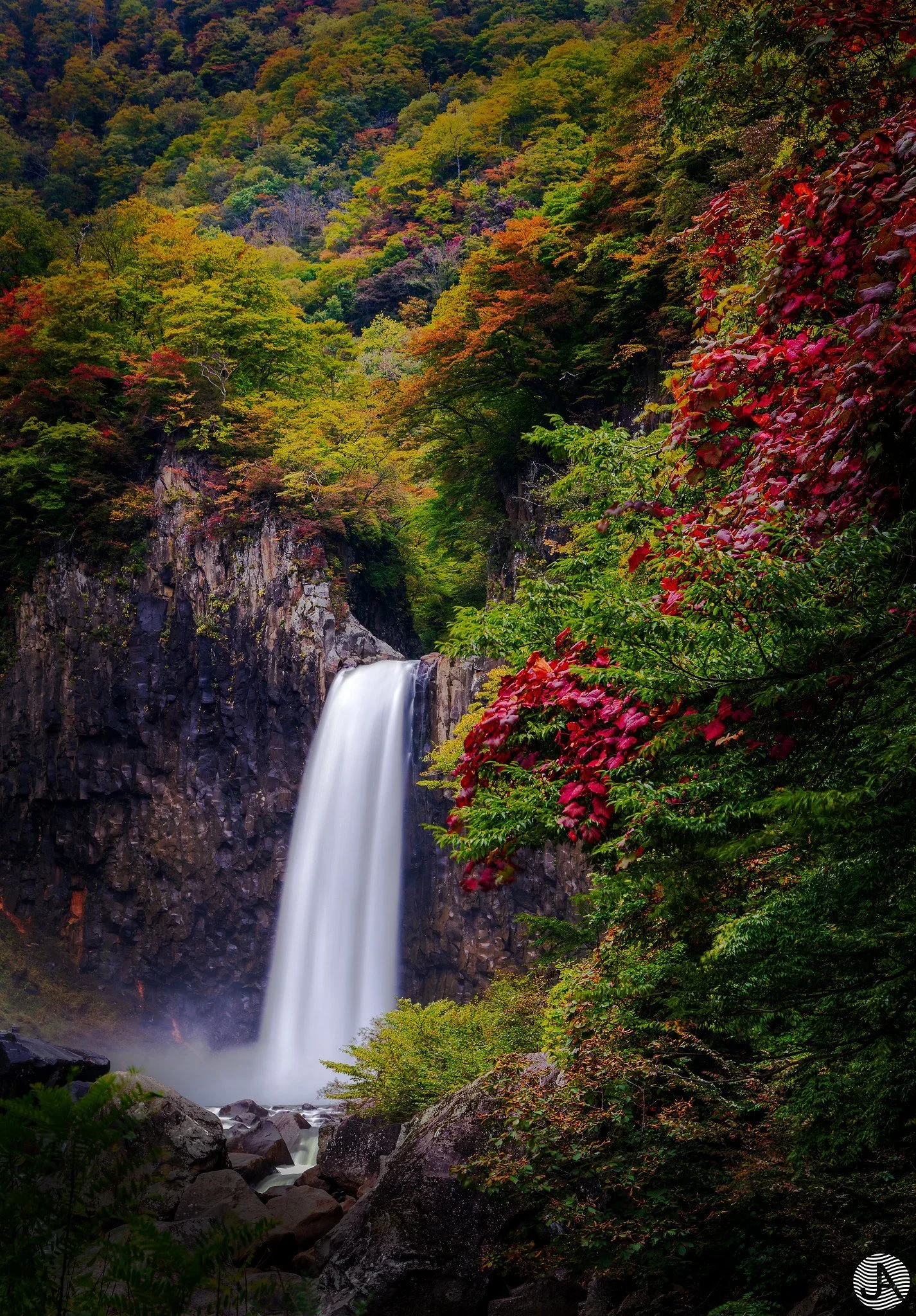 japan-naena-falls.webp