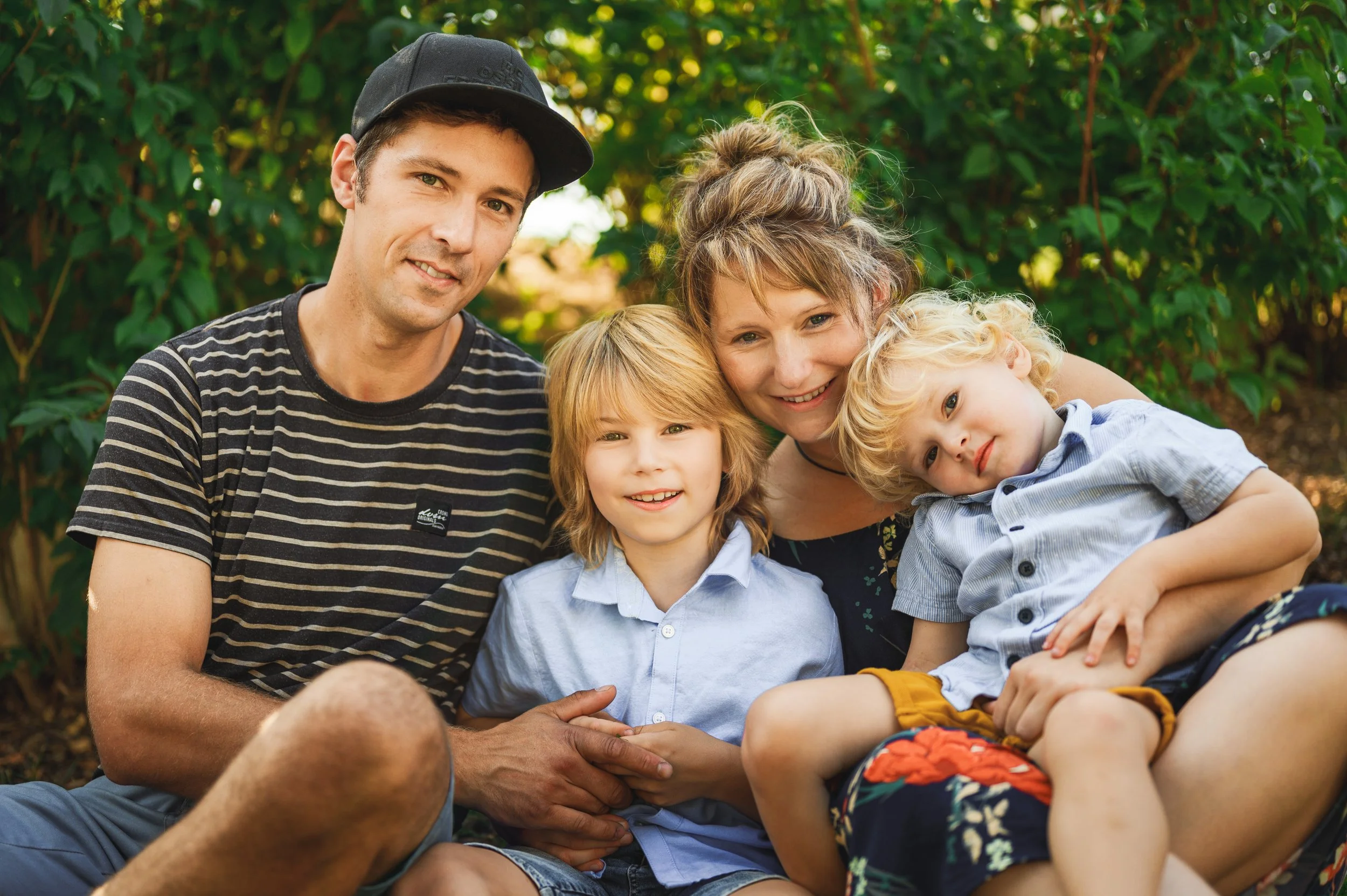 Familienfoto im Außenbereich einer Kita – natürlich und entspannt fotografiert.