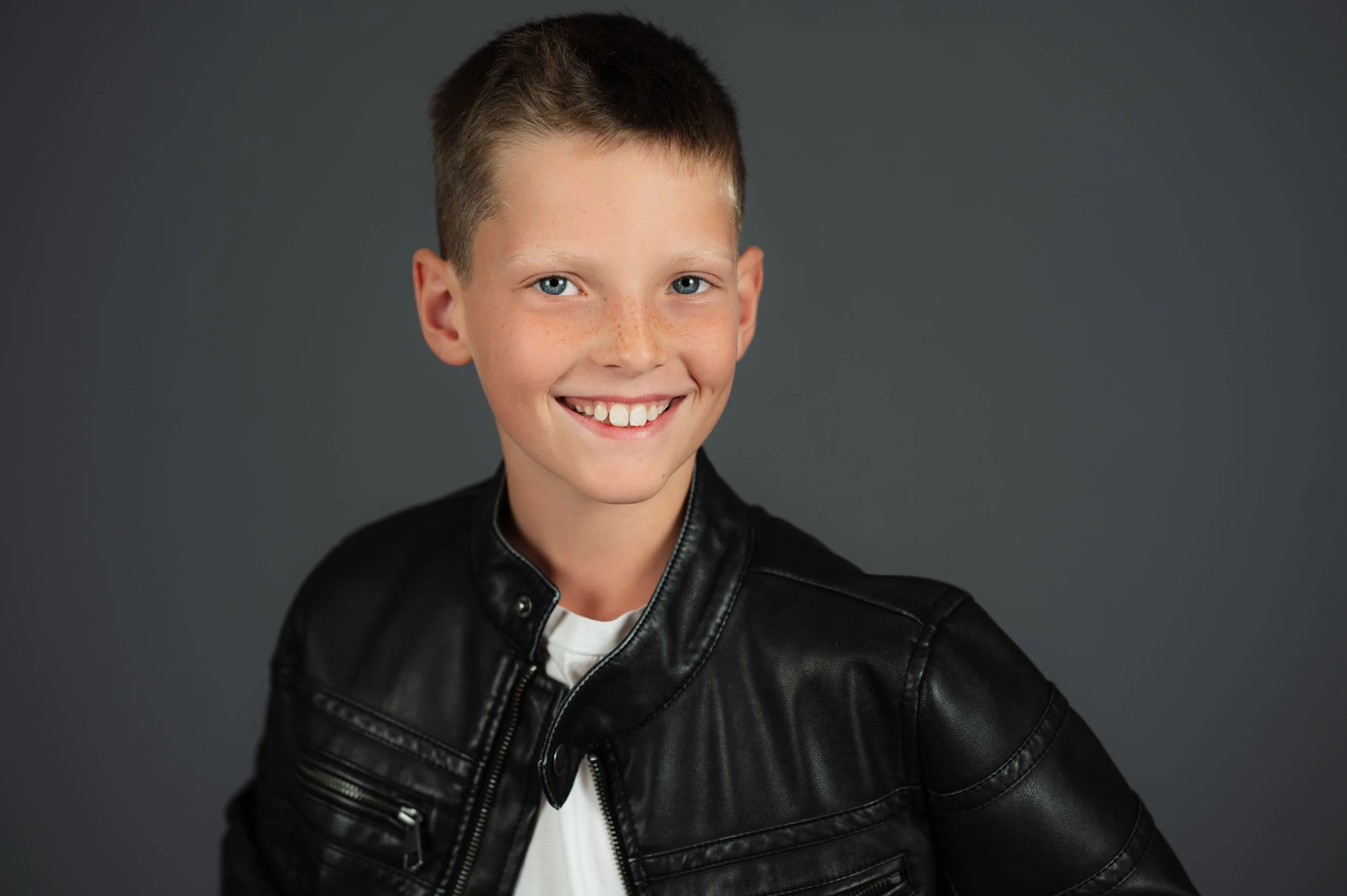 Modernes Studio-Porträt eines Schülers mit neutralem Hintergrund – professionelle Schulfotografie in Sachsen und Brandenburg.