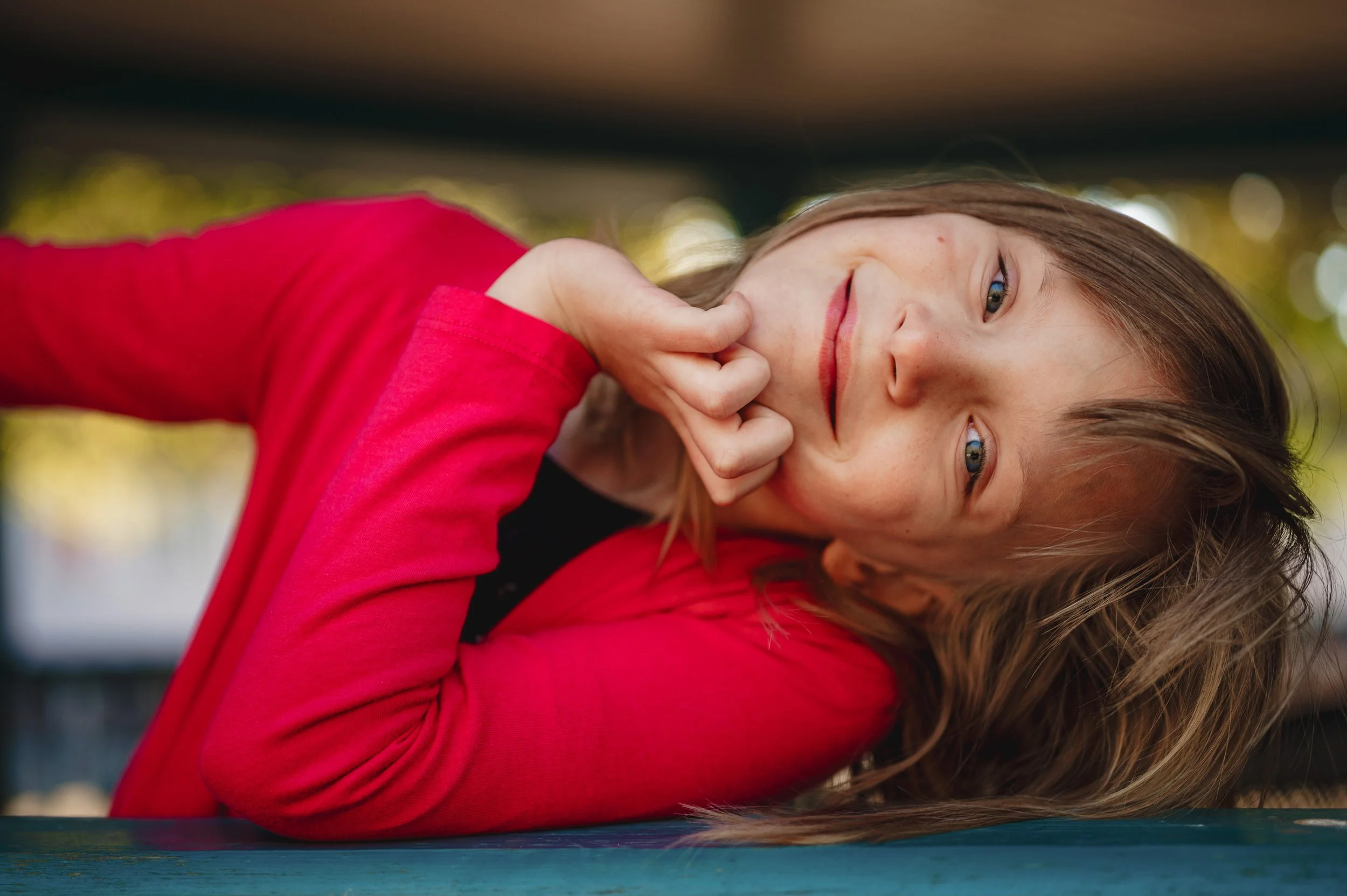 atürliches und ungestelltes Schulporträt eines Schulkindes in entspannter Pose. Die Aufnahme zeigt ein authentisches Lächeln, weiches Licht und eine ruhige Bildwirkung – typisch für moderne Schulfotografie. Ideal für zeitlose und ehrliche Schulfotos,