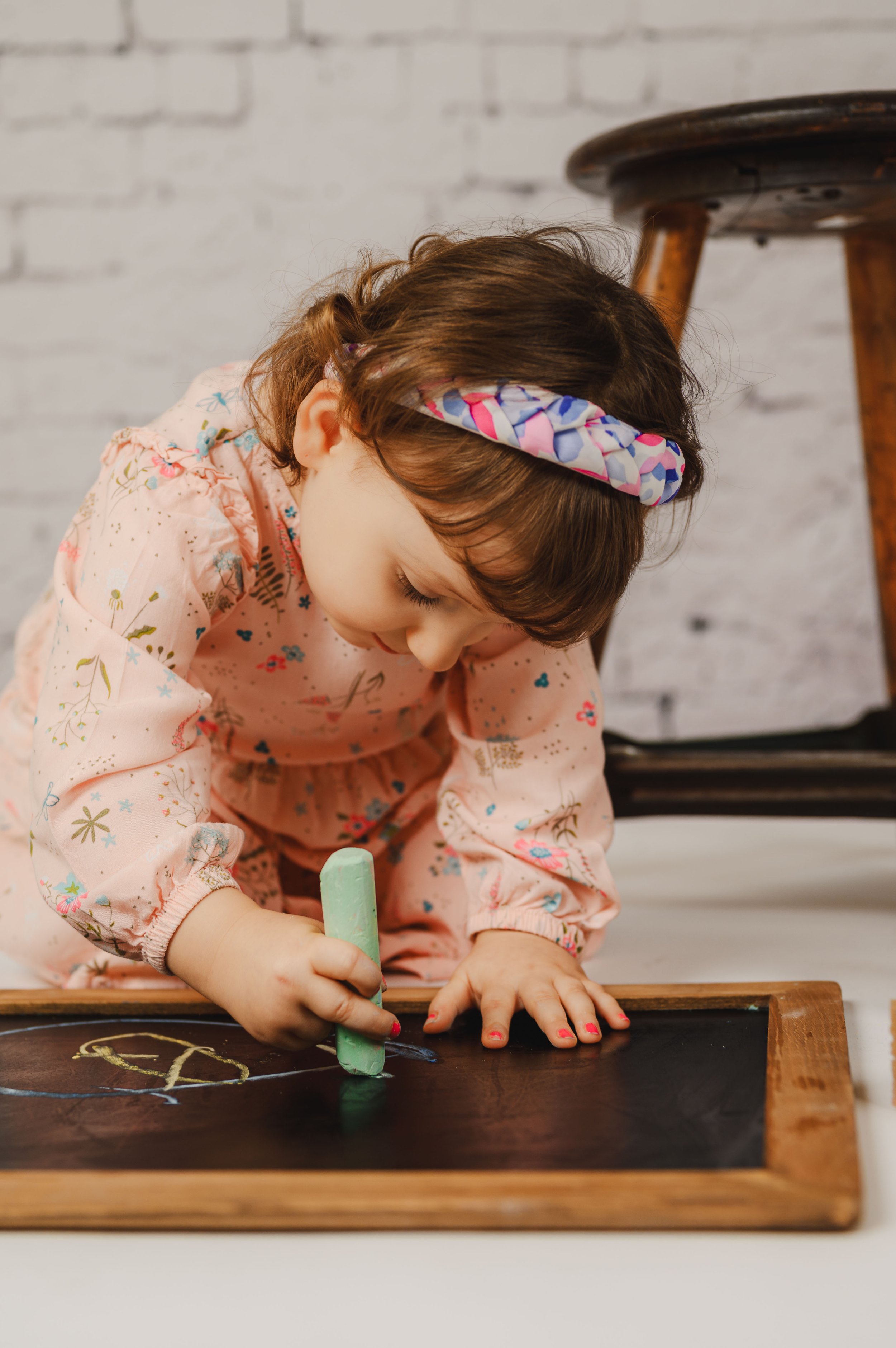 Ein Kind malt konzentriert mit bunter Kreide auf einer kleinen Kreidetafel.
Das kreative Kreidetafel-Set lädt zum Zeichnen, Schreiben und Ausprobieren ein und schafft eine ruhige, spielerische Atmosphäre.
Die natürliche Beschäftigung sorgt für authen