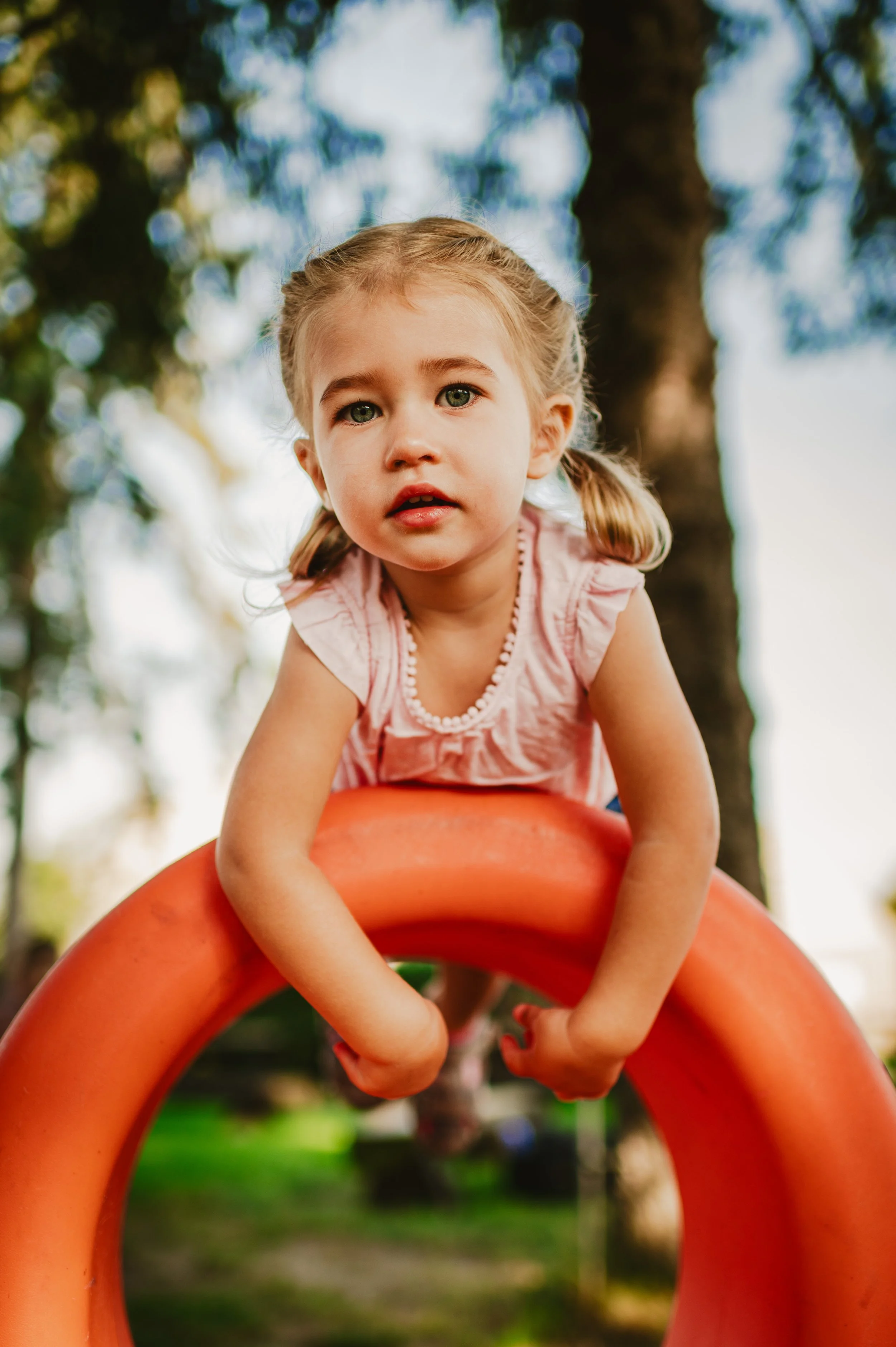 Natürliches Kinderporträt im Kita-Alltag – authentische Outdoor-Fotografie mit echten Momenten in Sachsen und Brandenburg.