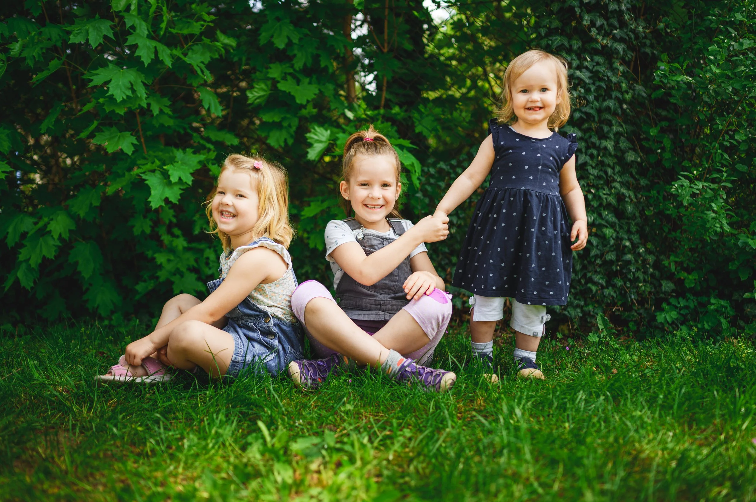 Natürliches Gruppenfoto aus der Kita-Fotografie, aufgenommen im Außenbereich mit weichem Licht und viel Grün. Fröhliche Kinder, echte Momente und eine entspannte Atmosphäre – moderne Kita-Fotografie ohne Zwang, nah am Alltag der Kinder.
Ideal für Kit
