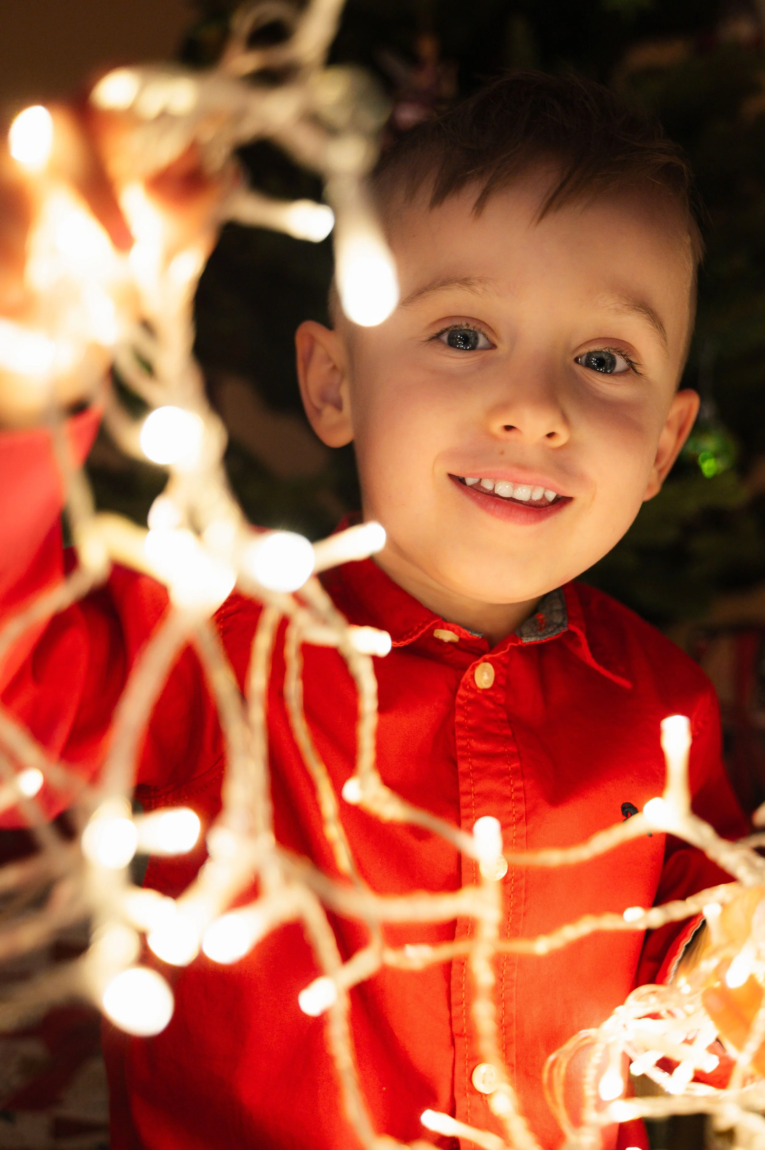 Stimmungsvolles Weihnachtsfoto eines Kindes mit leuchtender Lichterkette.
Das warme Licht, die Nähe zur Kamera und der natürliche Ausdruck erzeugen eine besondere Weihnachtsatmosphäre.
Moderne, emotionale Weihnachtsfotografie für Kitas in Brandenburg