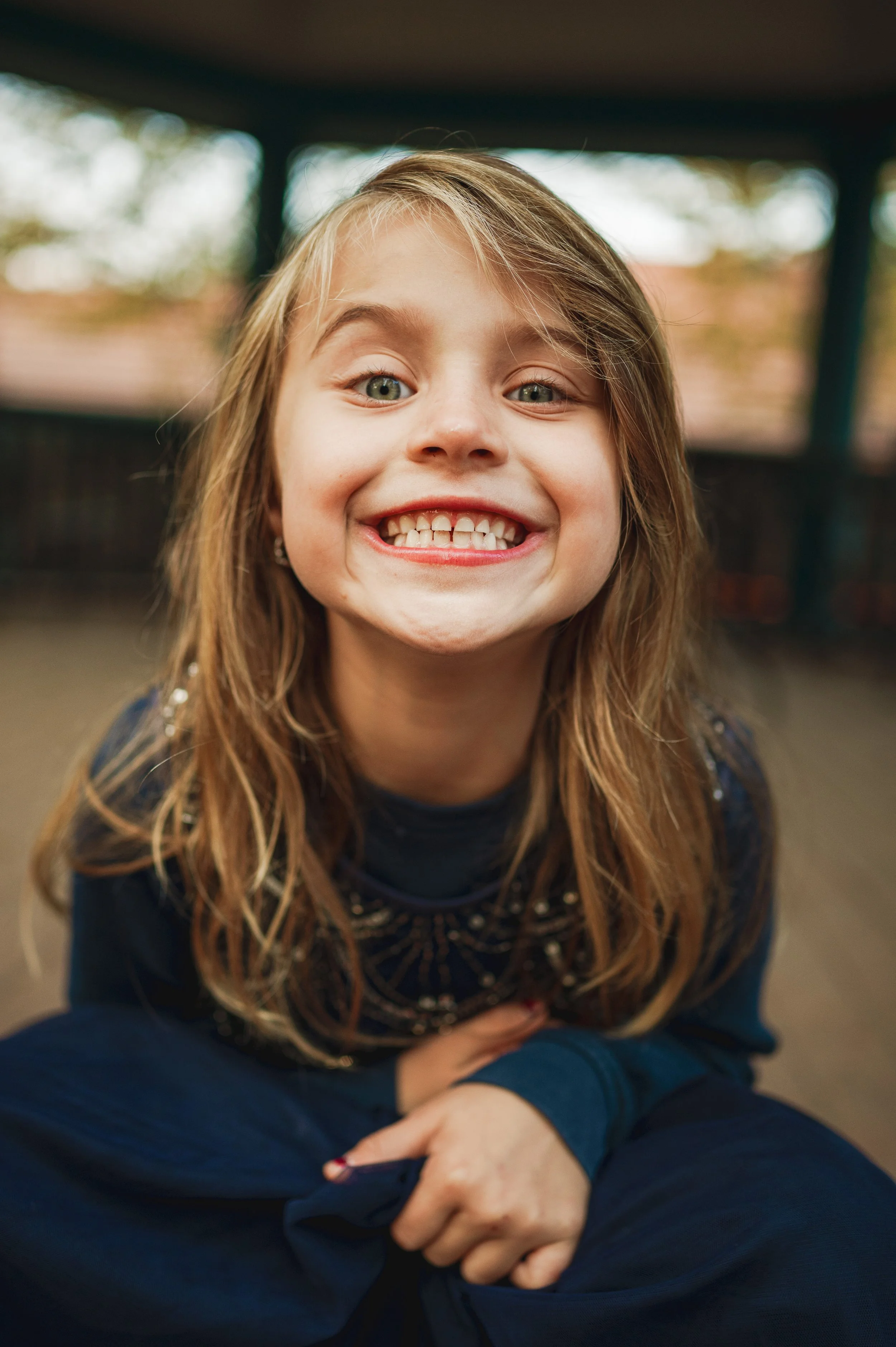 Outdoor-Portrait eines Schulkindes auf dem Schulhof - lebendig.