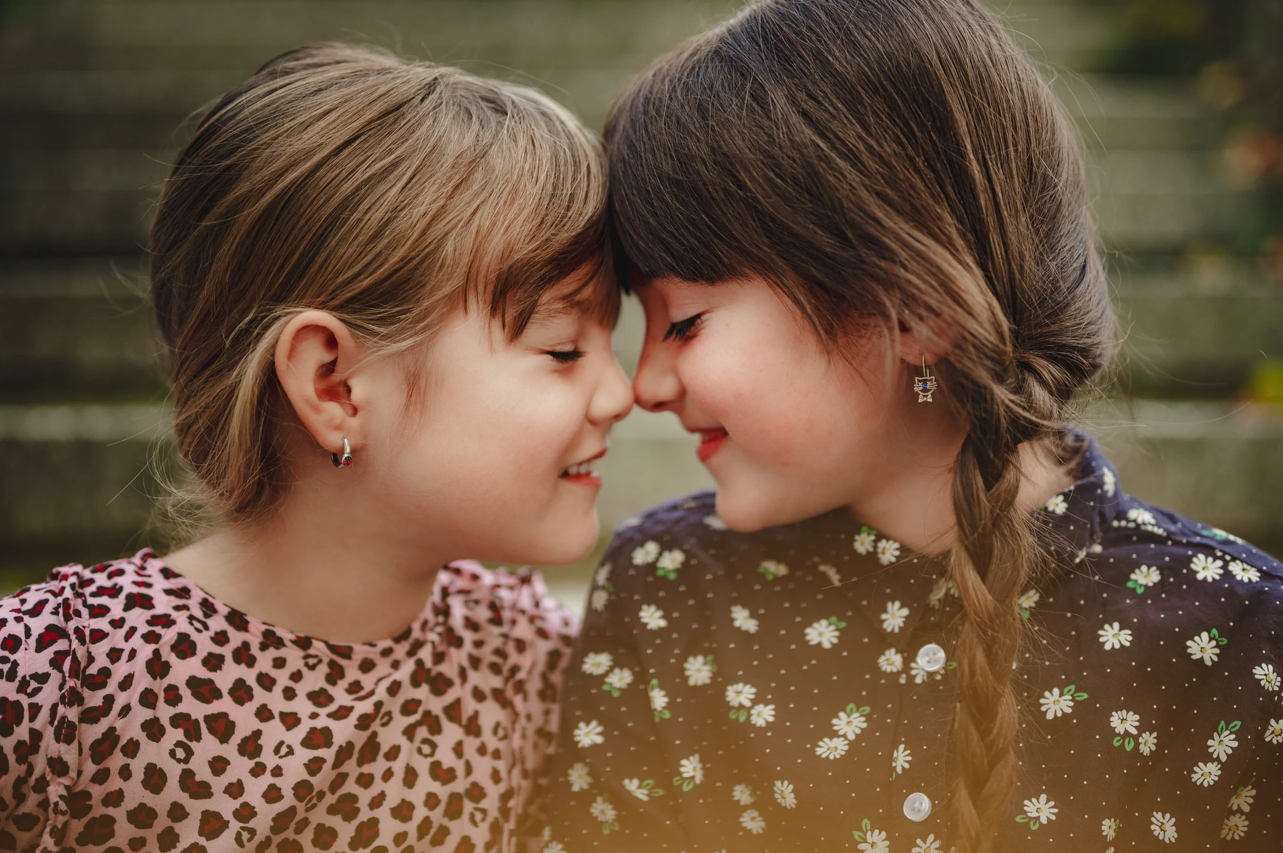 Zwei Mädchen als Geschwisterporträt, Nase an Nase und lächelnd – natürliche Mini Shooting Aufnahme in Südbrandenburg und Sachsen.