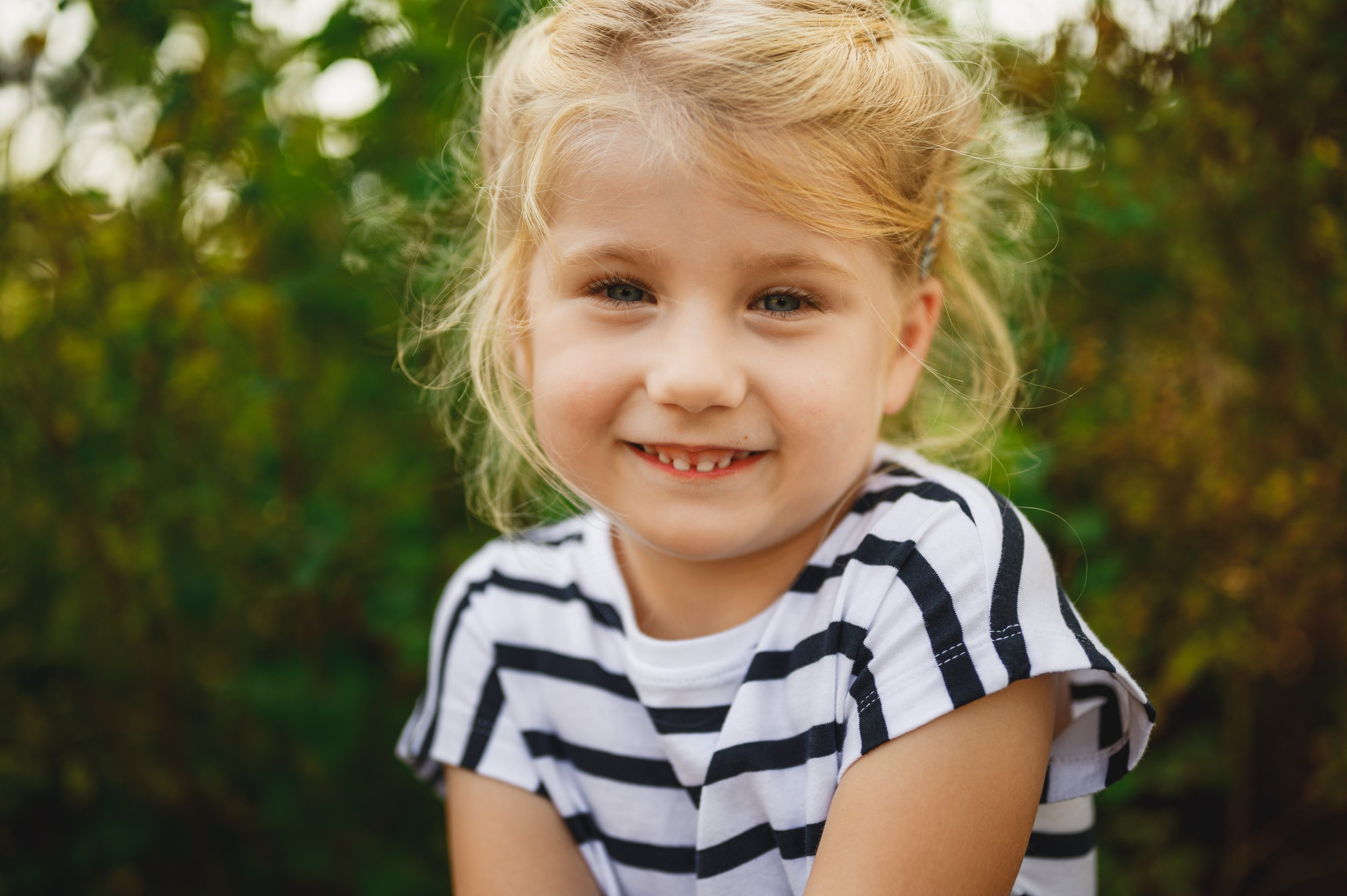 Natürliches Kita-Porträt eines Kindes im Außenbereich, fotografiert bei weichem Tageslicht mit ruhigem, grünem Hintergrund.
Ehrlicher Blick, sanftes Lächeln und eine entspannte Atmosphäre – moderne Kita-Fotografie ohne Zwang und ohne gestellte Posen.