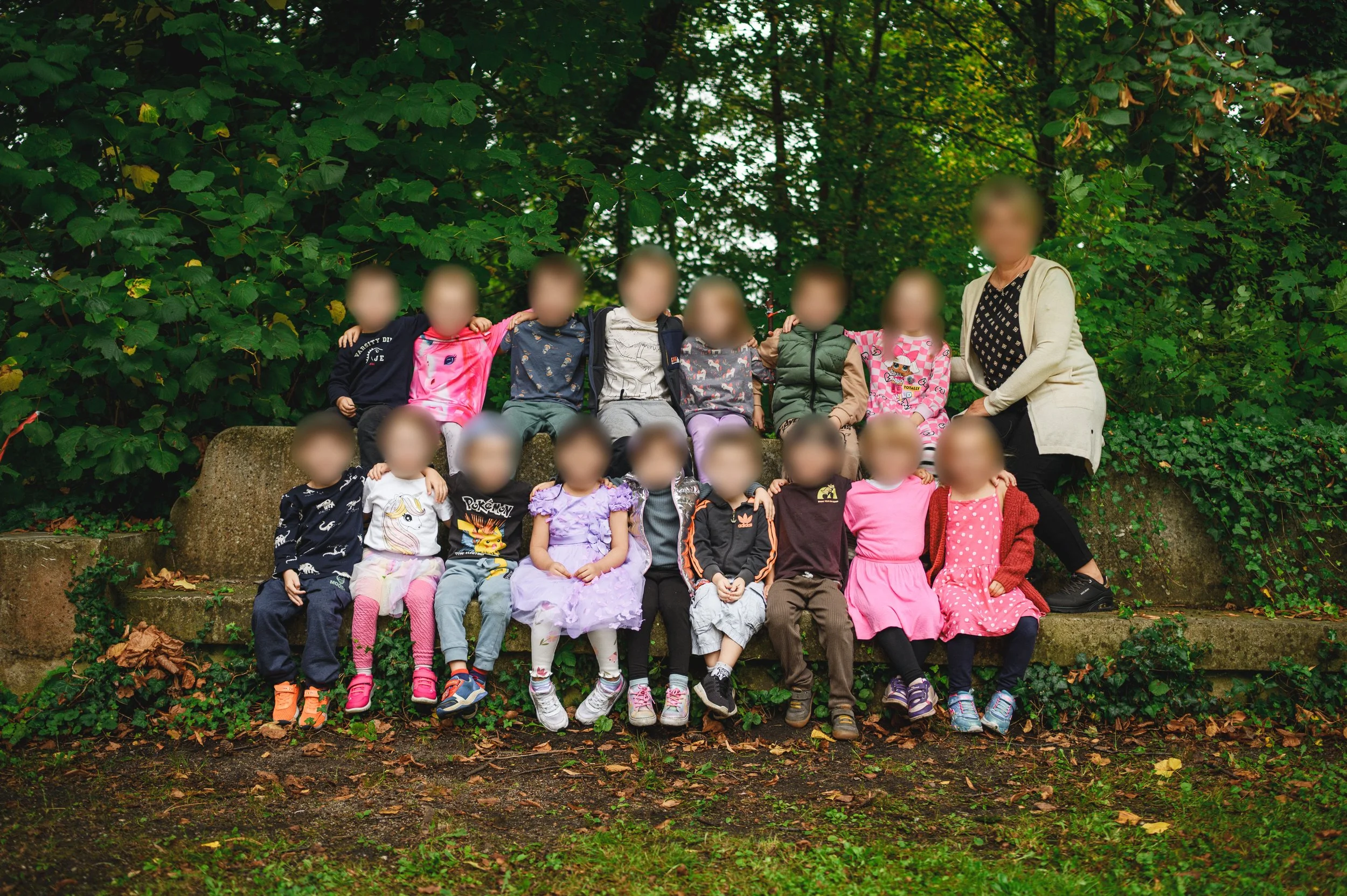 Natürliches Kita-Gruppenfoto im Außenbereich – entspannt und kindgerecht fotografiert.