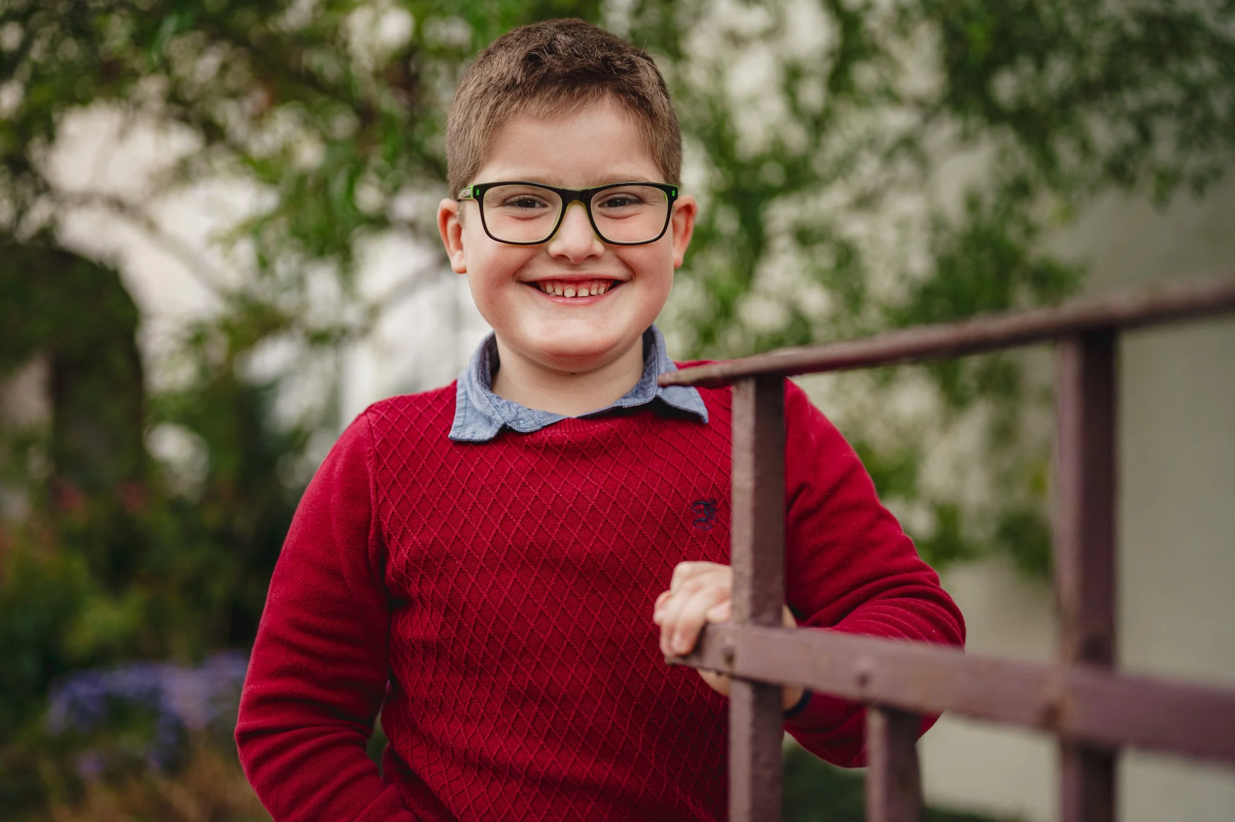 Natürliche Schulfotografie im Freien mit einem Schüler auf dem Schulgelände.