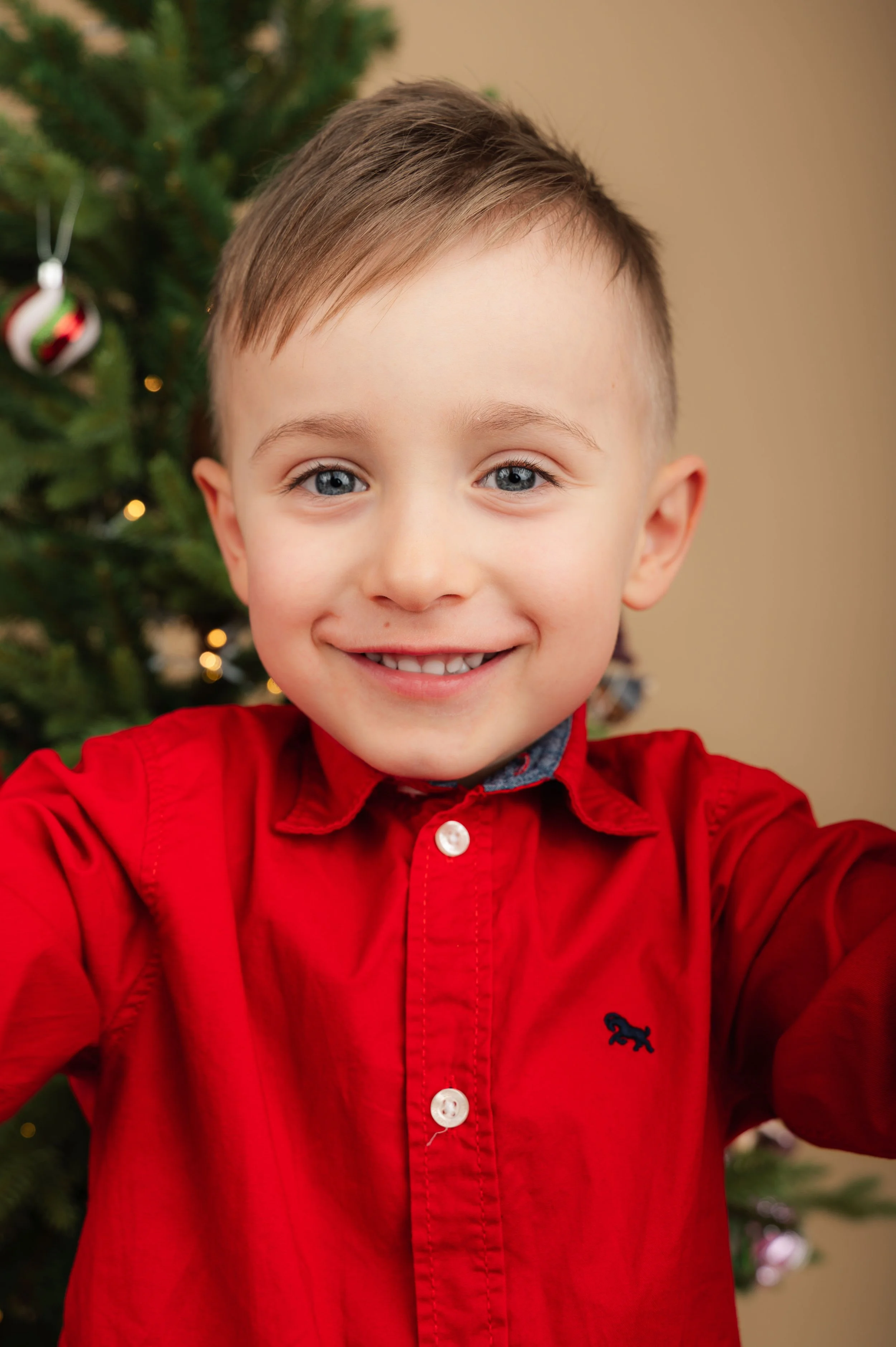 Natürliches Weihnachts-Portrait eines Kindes vor festlich geschmücktem Tannenbaum.
Weiches Licht, warme Farben und ein ehrliches Lächeln sorgen für einen zeitlosen Look – moderne Weihnachtsfotografie für Kitas in Brandenburg und Sachsen, ruhig, hochw