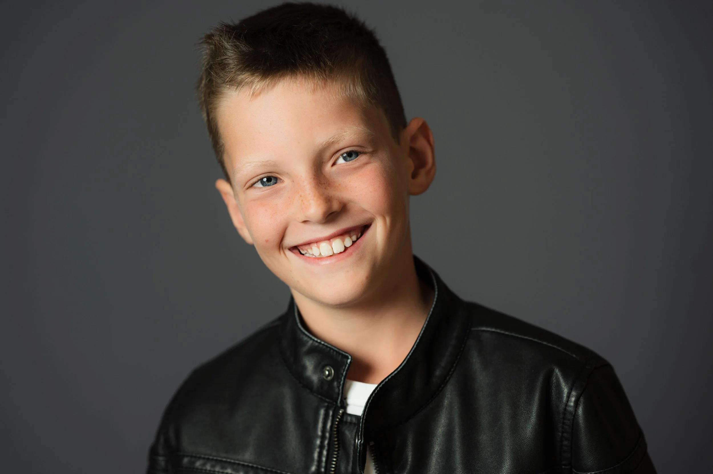 Modernes Studio-Porträt eines Schülers mit neutralem Hintergrund – zeitlose Schulfotografie ohne Ablenkung.