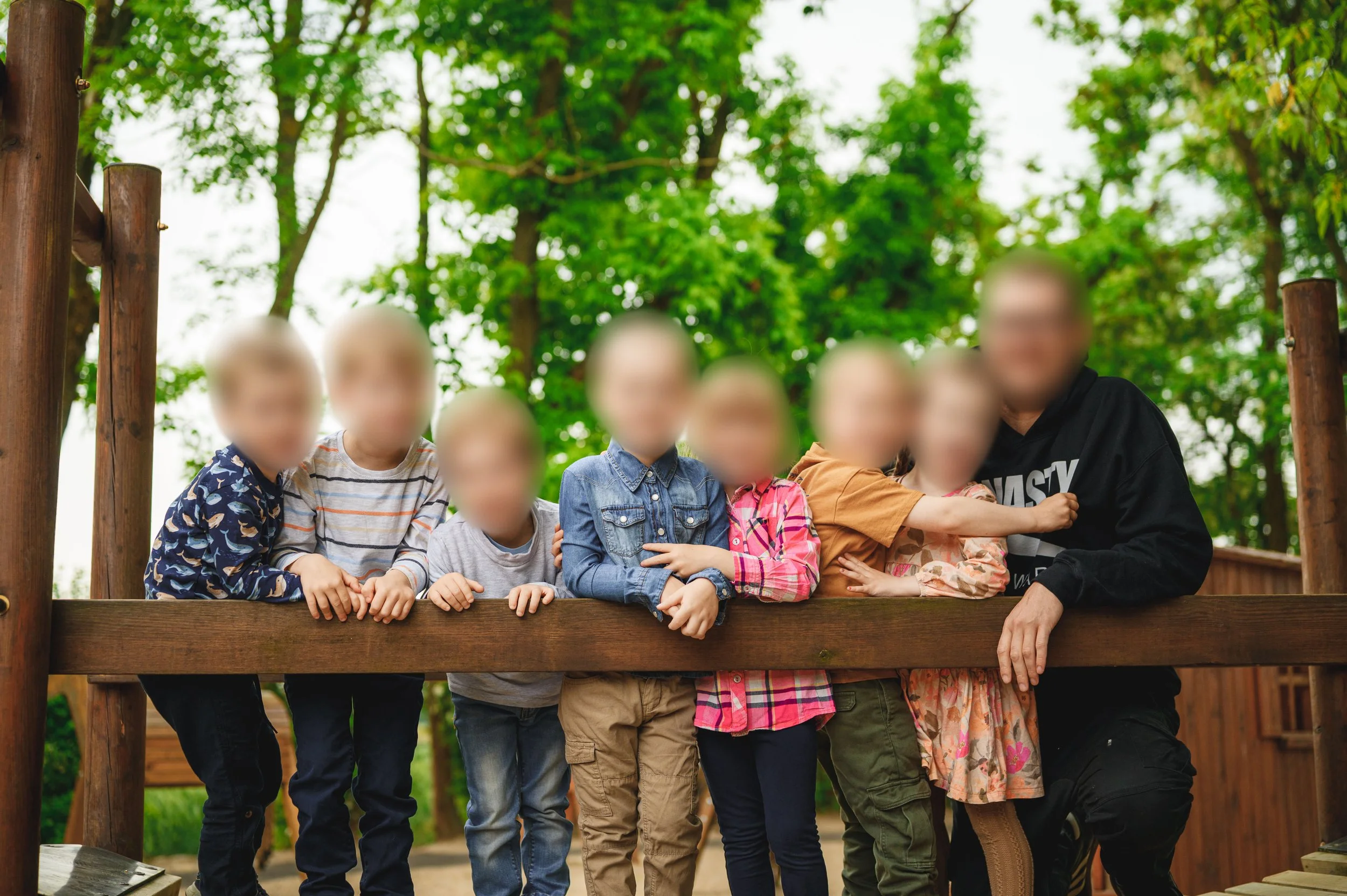 Persönliches Kita-Gruppenfoto mit Nähe und echten Momenten – fernab von klassischen Reihenfotos.