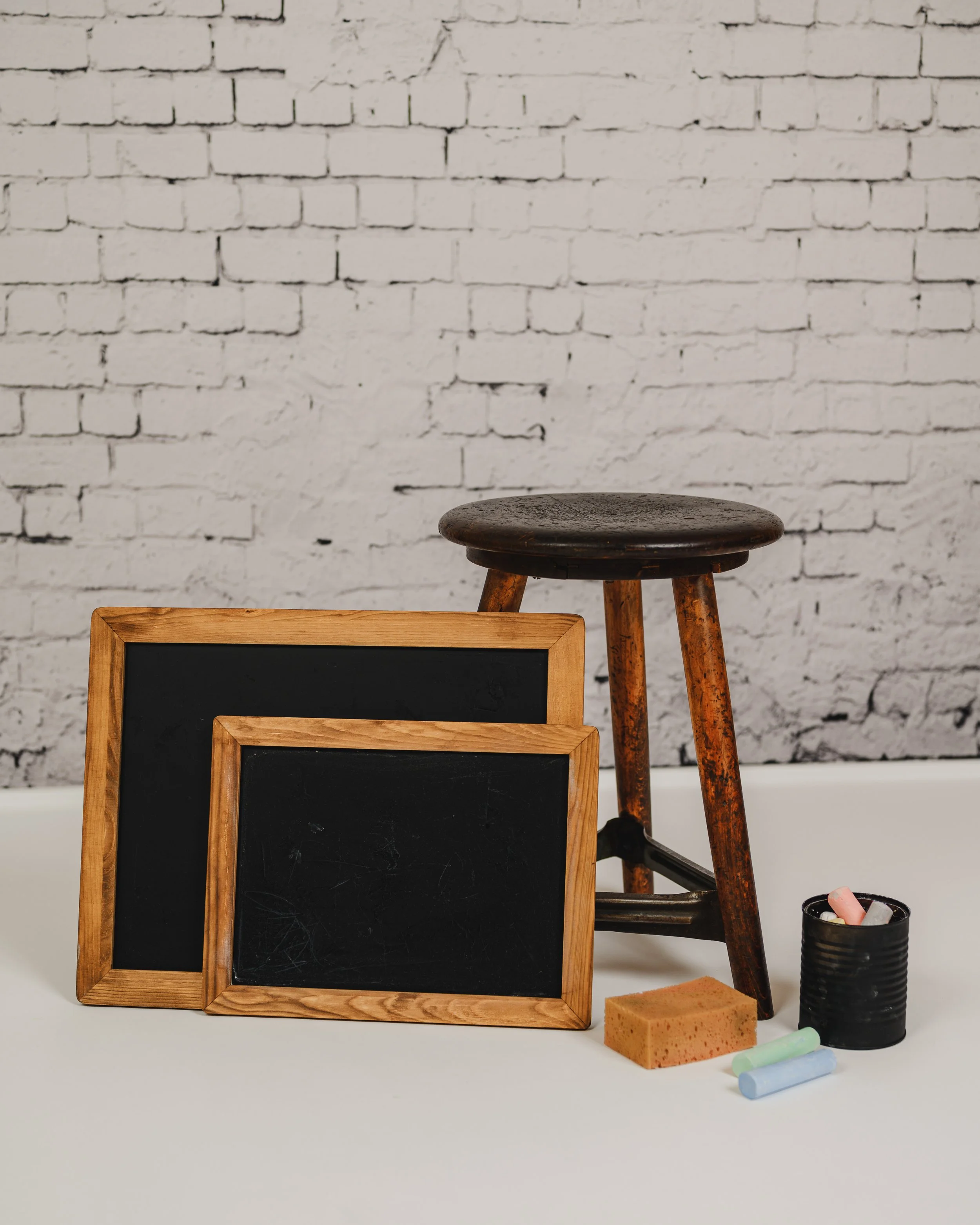 Kreatives Kreidetafel-Set für die Kita-Fotografie:
Eine klassische Kreidetafel mit bunter Kreide, ein nostalgischer Werkstatthocker und ruhige Materialien schaffen eine warme, kreative Atmosphäre.
Kinder können Namen schreiben, malen oder ihrer Fanta
