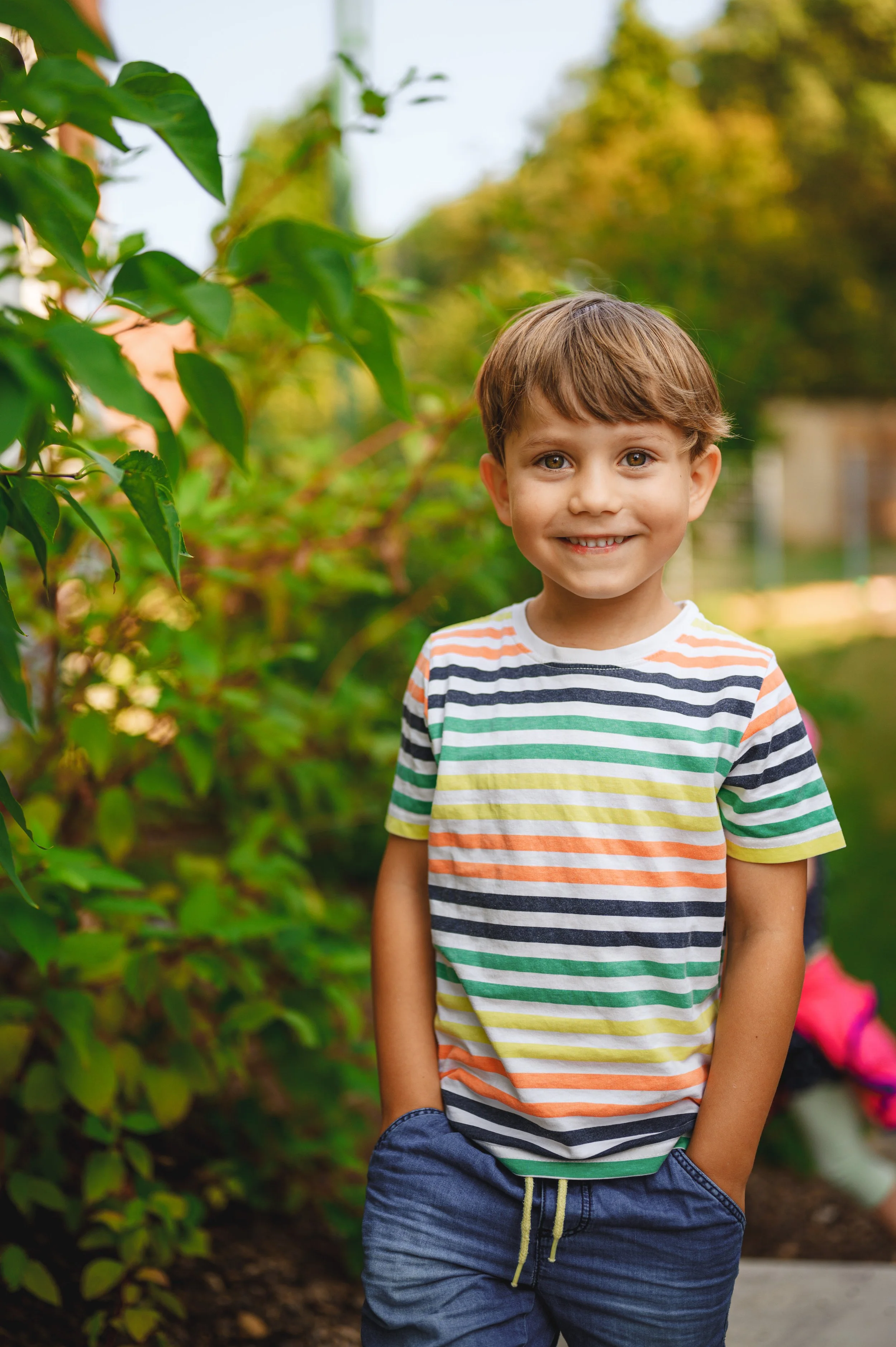 Natürliches Outdoor-Porträt eines Kindes in der Kita – moderne Kindergartenfotografie in Sachsen.