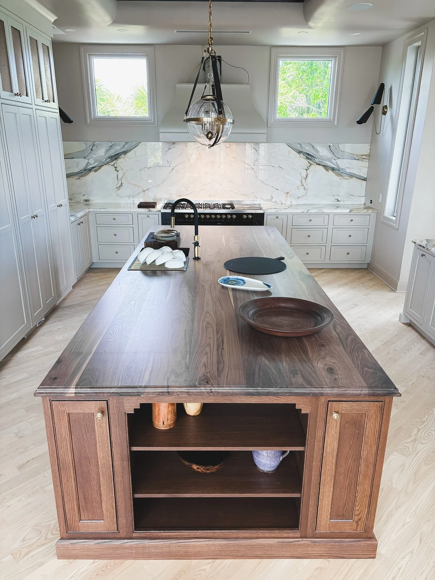 Huge 5&rsquo; x 12&rsquo; walnut island top. Tag teamed with Forrest Forms for this project 💪🏼 Unique edge profile that we weren&rsquo;t sure about at first but it ended up working out well for the style &amp; space.
.
.
.
.
.
#WalnutCountertop #Ki