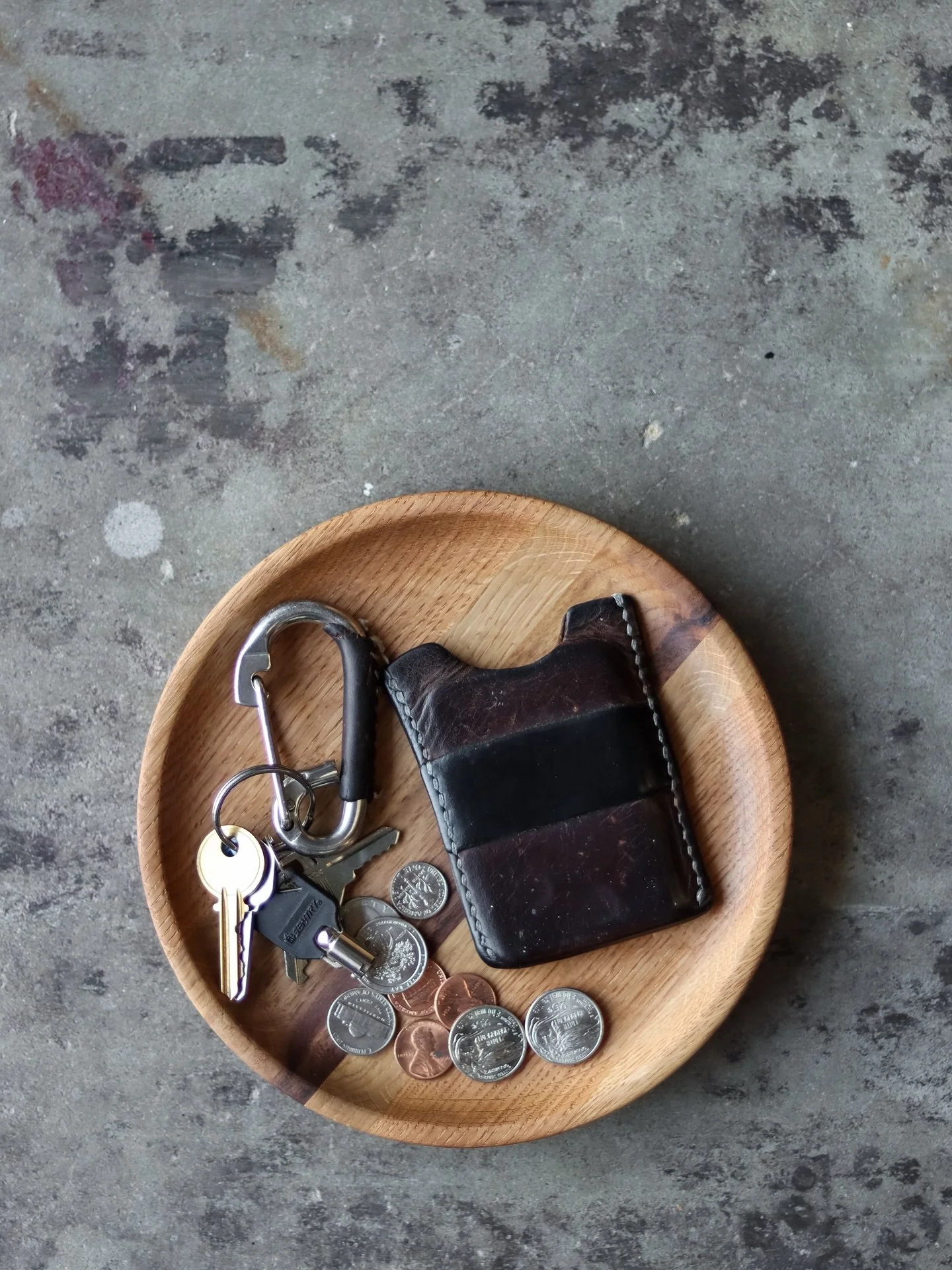 Knotty key catcher made from white oak with some walnut spliced in the middle 😍 Sealed with @odiesoil 
.
.
.
.
.
#WoodenCatchall #WoodenDish #WoodworkingCommunity #HandmadeWoodwork #WoodenDecor #EverydayCarryTray #DeskCatchall #EntrywayOrganization 
