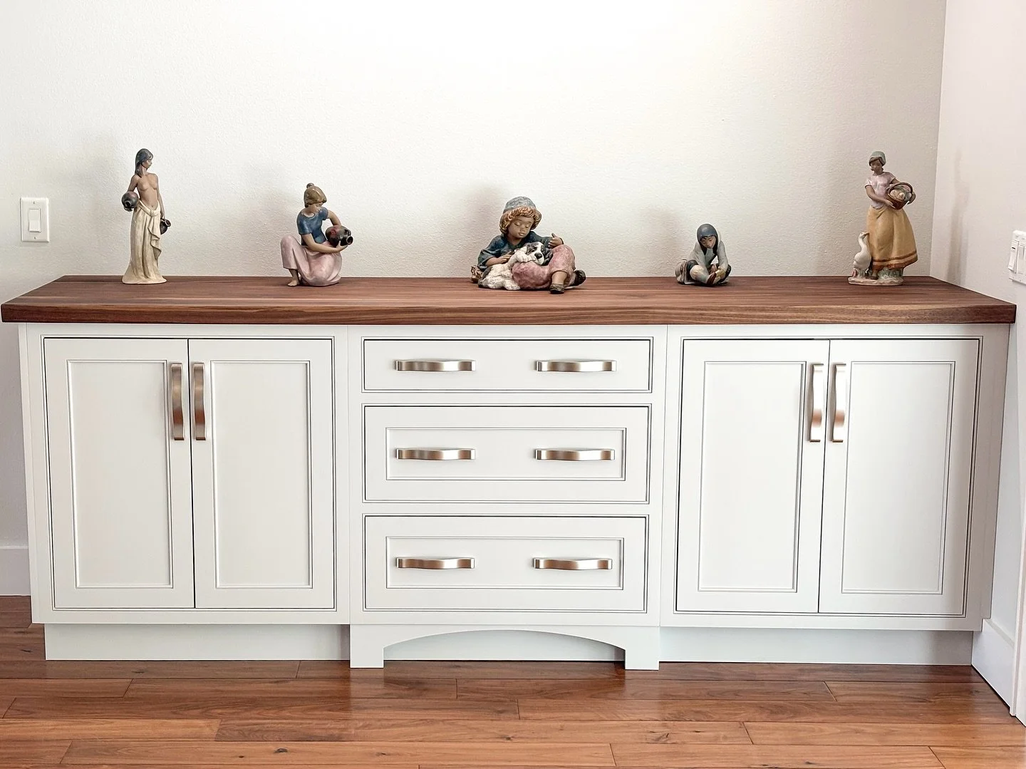 Walnut countertop 😍
.
.
.
.
.
#WalnutCountertop #WoodCountertop #CustomCountertops #LiveEdgeCountertop #WoodKitchen #LuxuryKitchenDesign #WoodworkingDesign #CustomWoodworking #HandcraftedHome #WoodCountertops #KitchenDesignIdeas #WoodworkingCommunit
