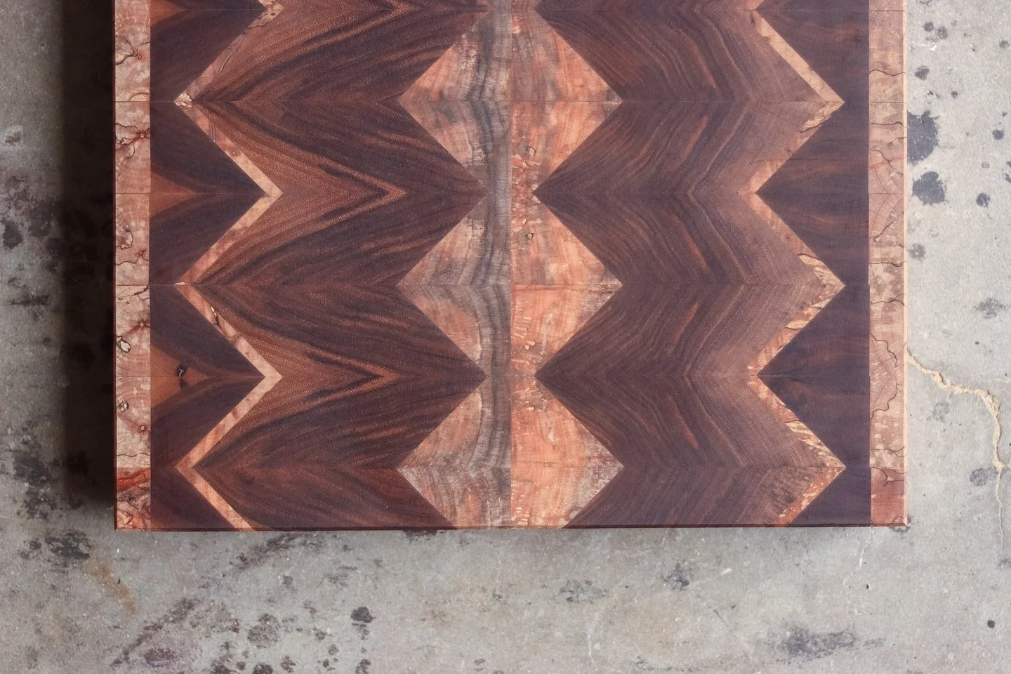 Fun cutting board design 🤙🏼 Some Spalted mahogany mixed with some beautiful walnut 😍
.
.
.
.
.
#WoodenCuttingBoard #HandmadeCuttingBoard #Woodworking #Woodcraft #HandcraftedWood #KitchenEssentials #KitchenDecor #CookingWithStyle #CharcuterieBoard 