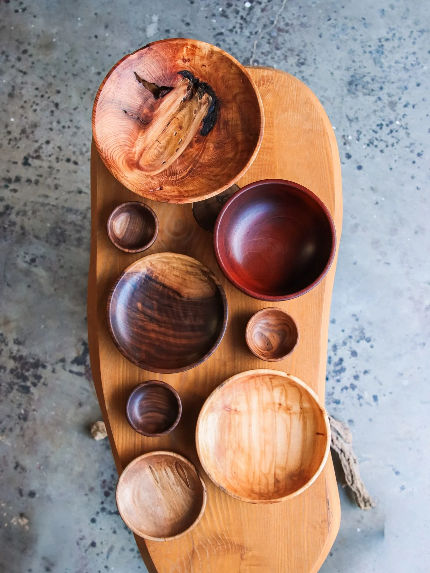 Fresh batch of bowls to add to our upcoming market tomorrow at @treasurehammockranch 😍😍 Got some red cedar, mahogany, walnut, silver maple, wormy chestnut and elm. 

Come hang out for their Ranch Day tomorrow from 9am - 12pm. Grab some local beef a