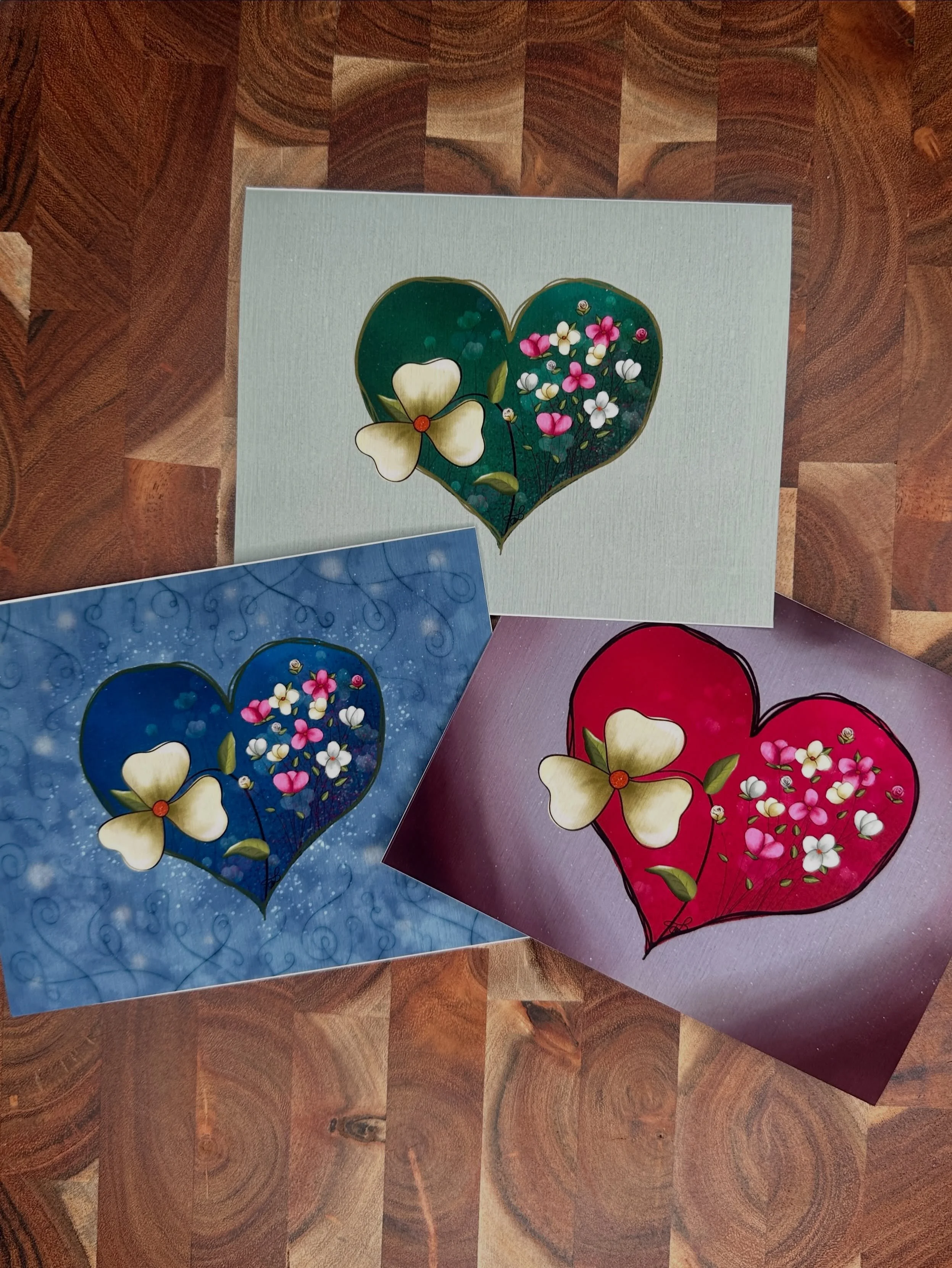 A new multi pack is now available. You will receive a pack of 6 cards, 2 of each design, in this kraft brown box. This is a fantastic gift! 💙❤️💚 💛
