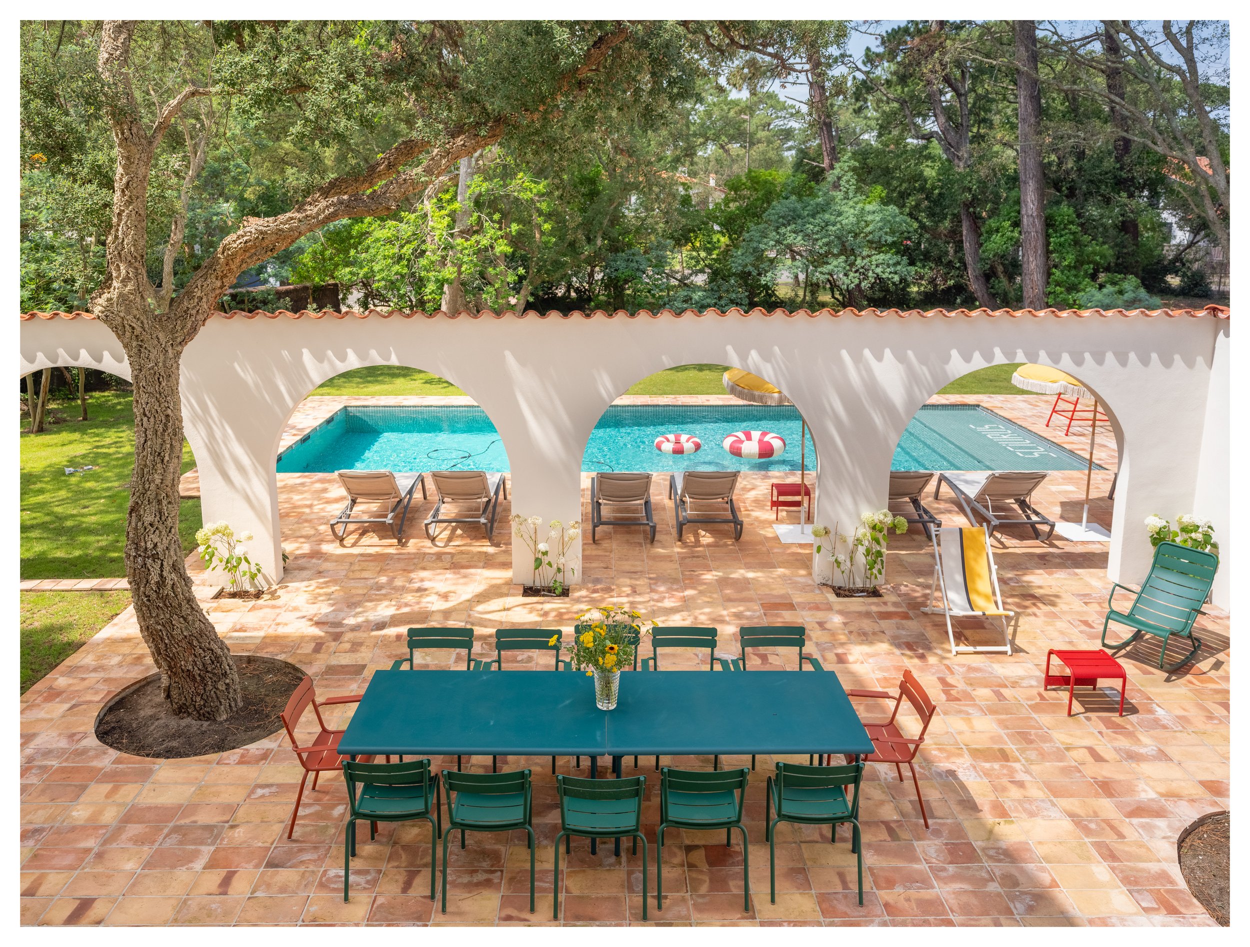 Beautiful outdoor dining area at the villa in Hossegor, perfect for group meals and relaxation