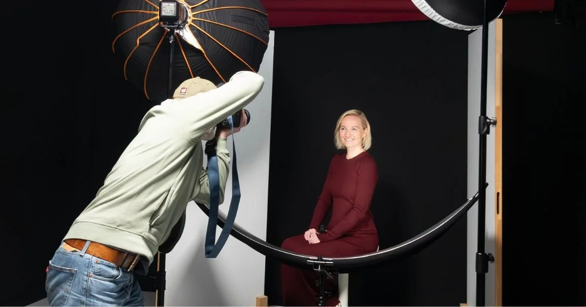 Portretshoot met professionele verlichting in de donkere studio van Studio TBT