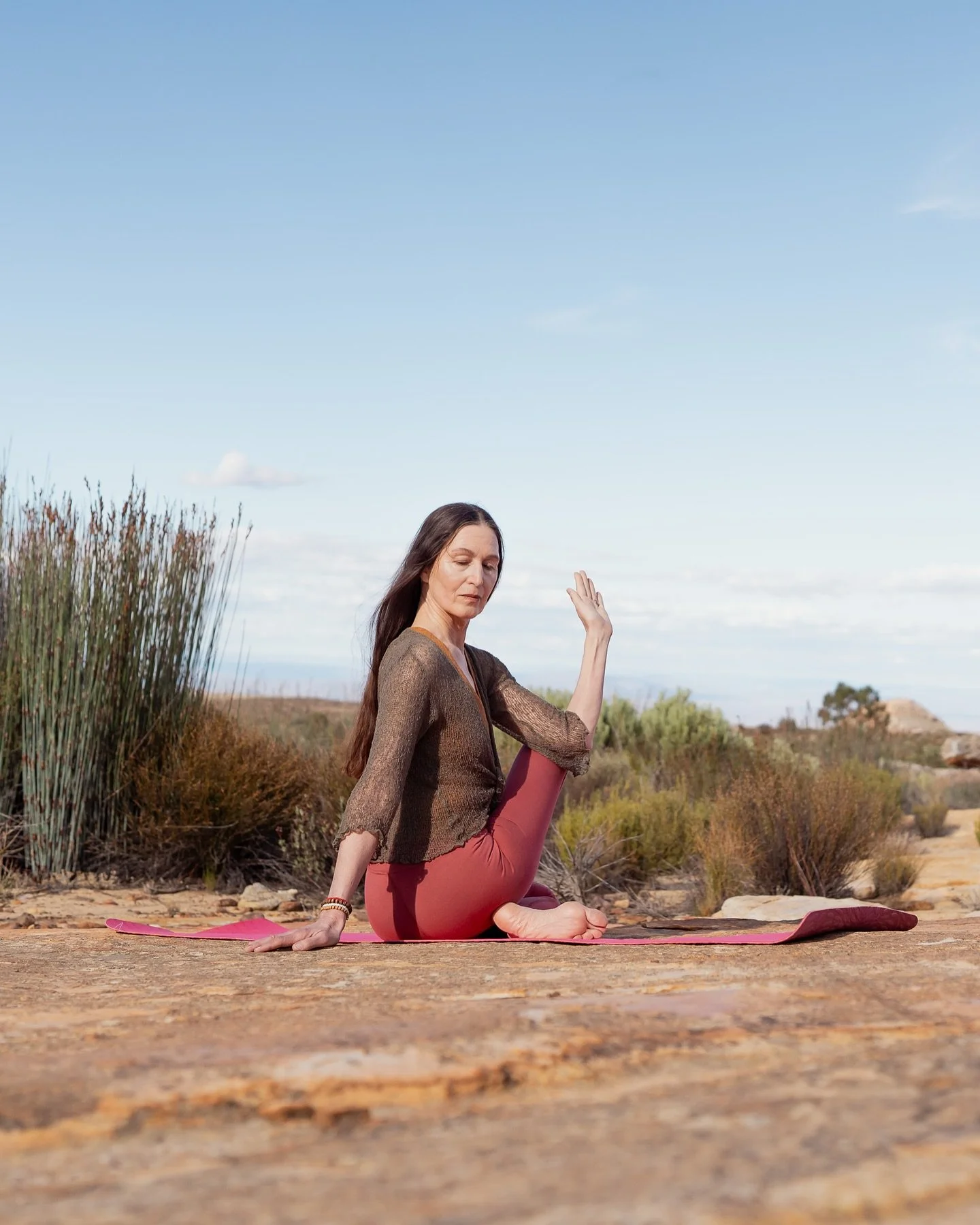 Calm in the Karoo ft @ali___dean 🧘&zwj;♀️

A favourite photoshoot to do in the beautiful vast space of the Karoo in South Africa - the stillness you find there is truly something else ✨