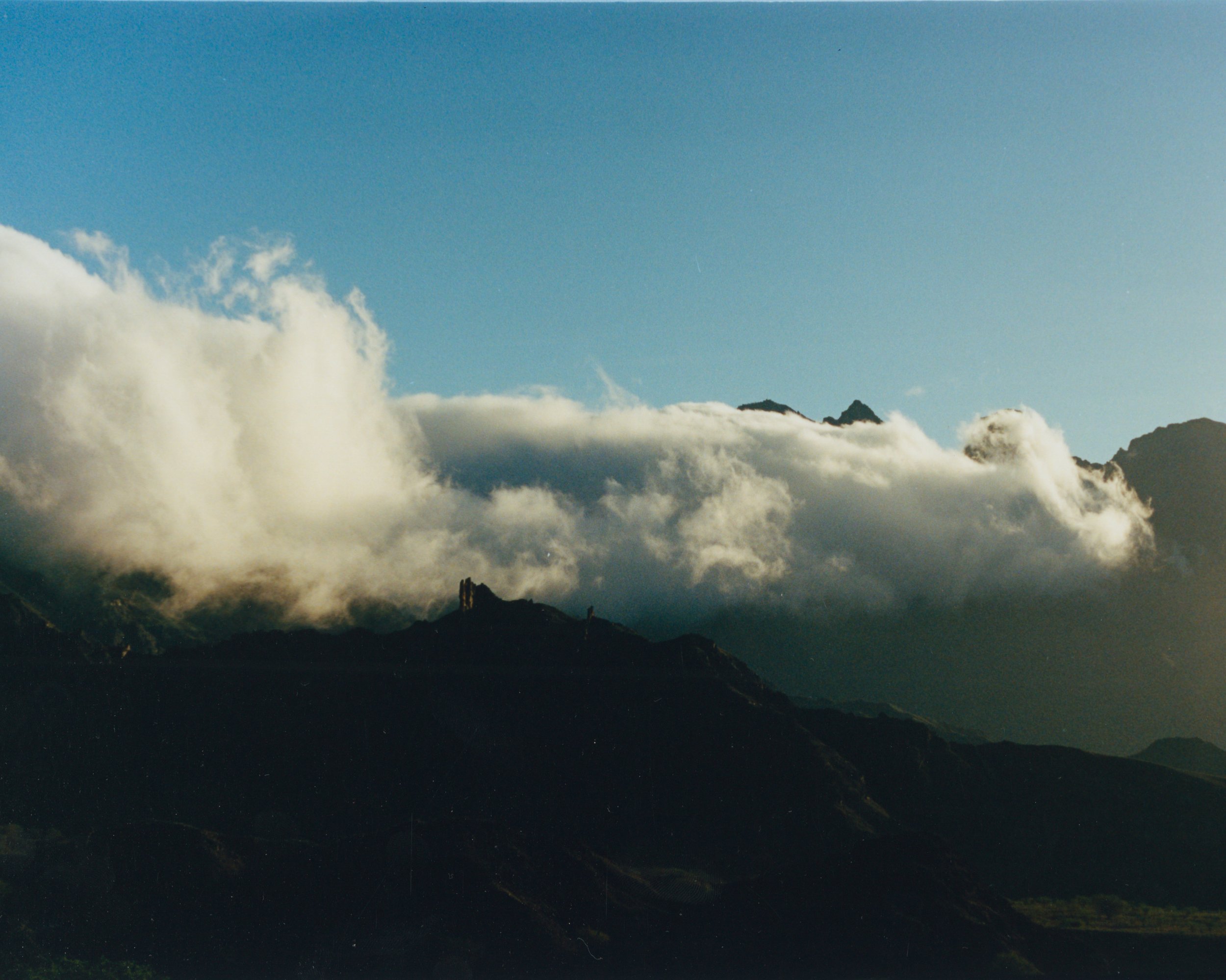 Paysage de montagnes avec des nuages blancs et un ciel bleu clair