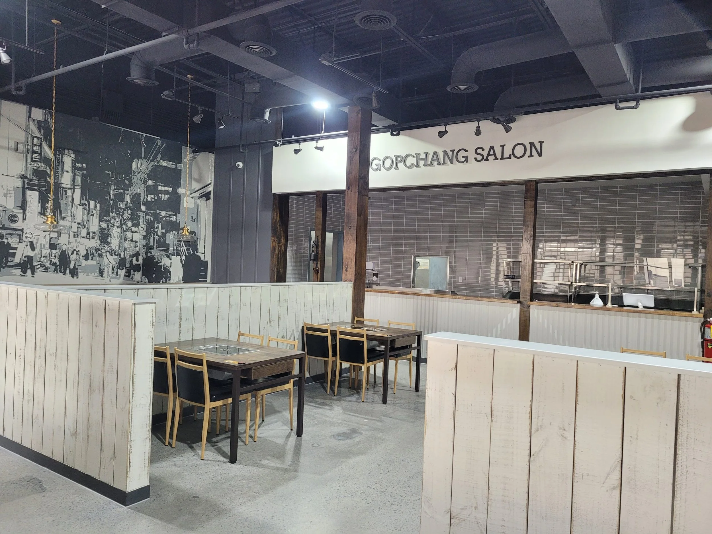 An image of Gopchang Salon's interior 01
