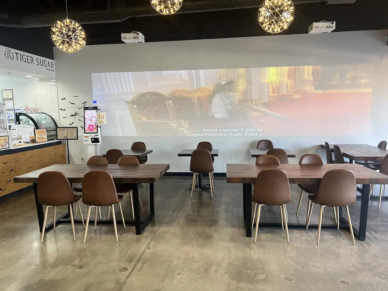 An image of Tiger Sugar's interior 06