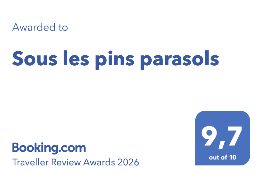 Une reconnaissance avec le titre "Sous les pins parasols", délivrée par Booking.com, avec une note de 9,7 sur 10 lors des Travellers Review Awards 2026.