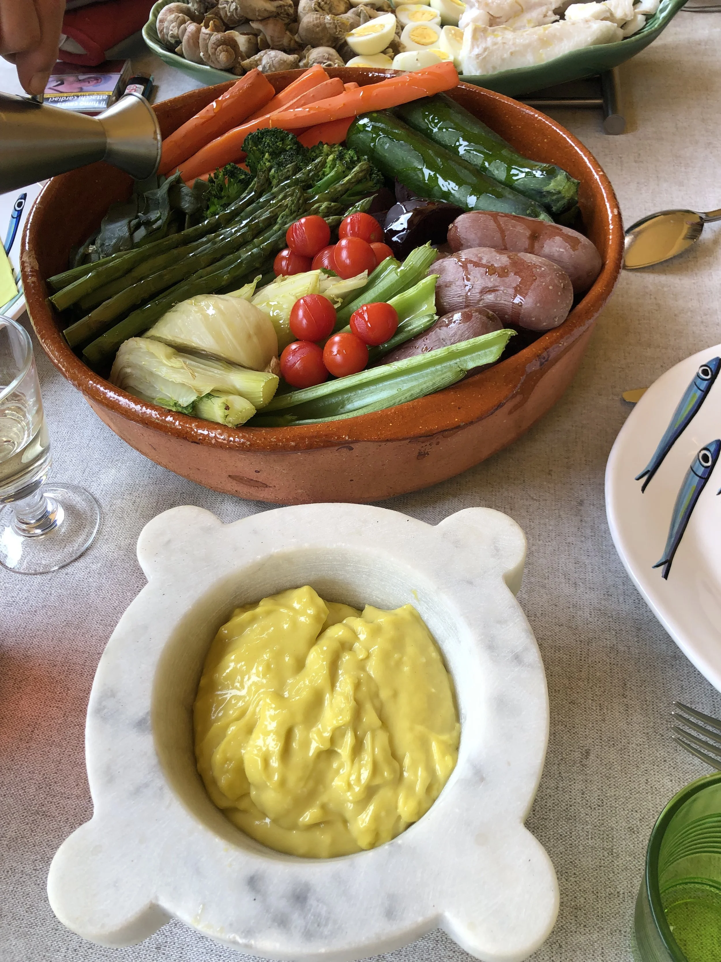 Plat de légumes frais et d'Olives avec de la purée d'avocat en sauce.