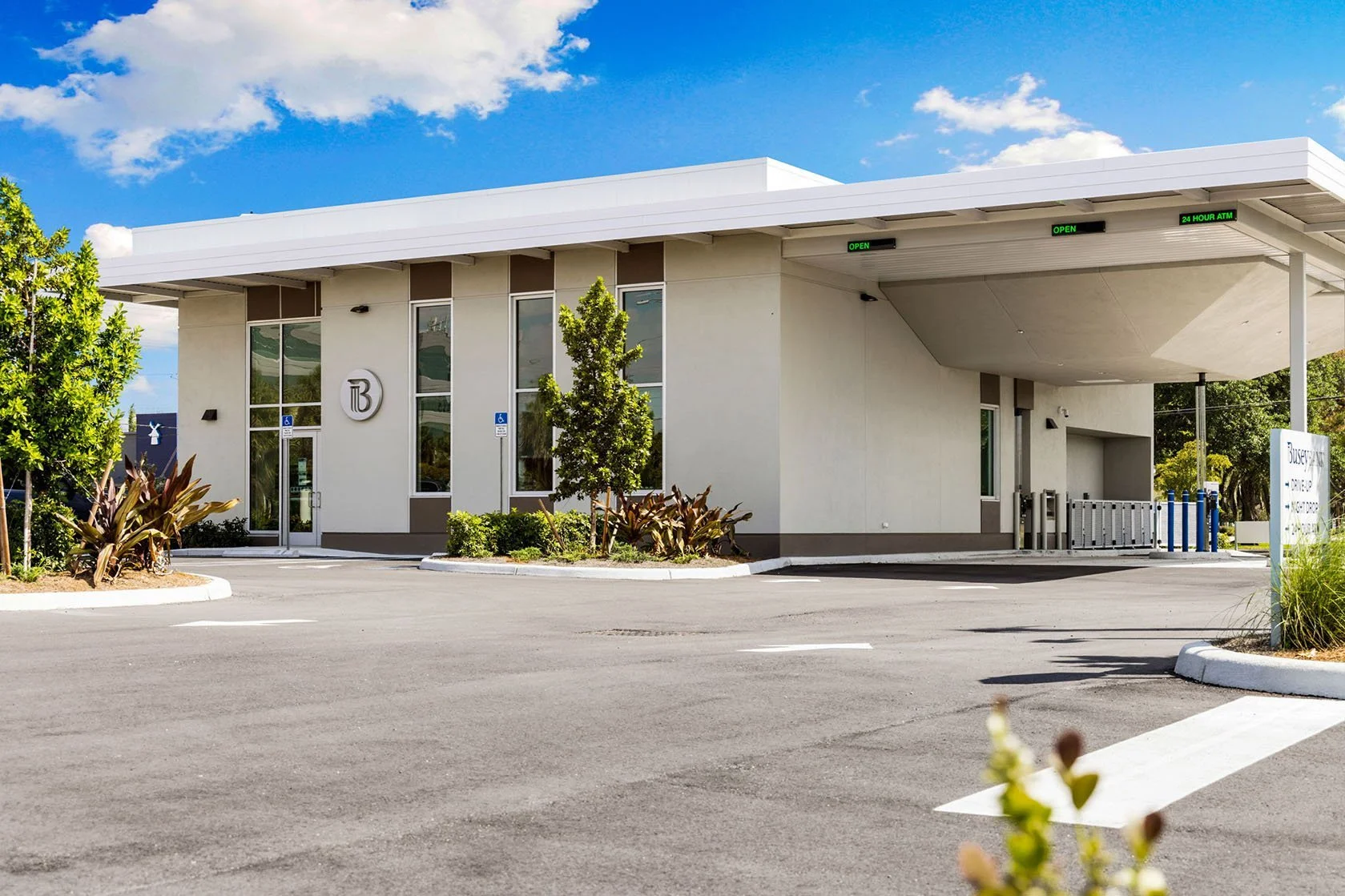 BuseyBank_Exterior_StevensConstruction.jpg