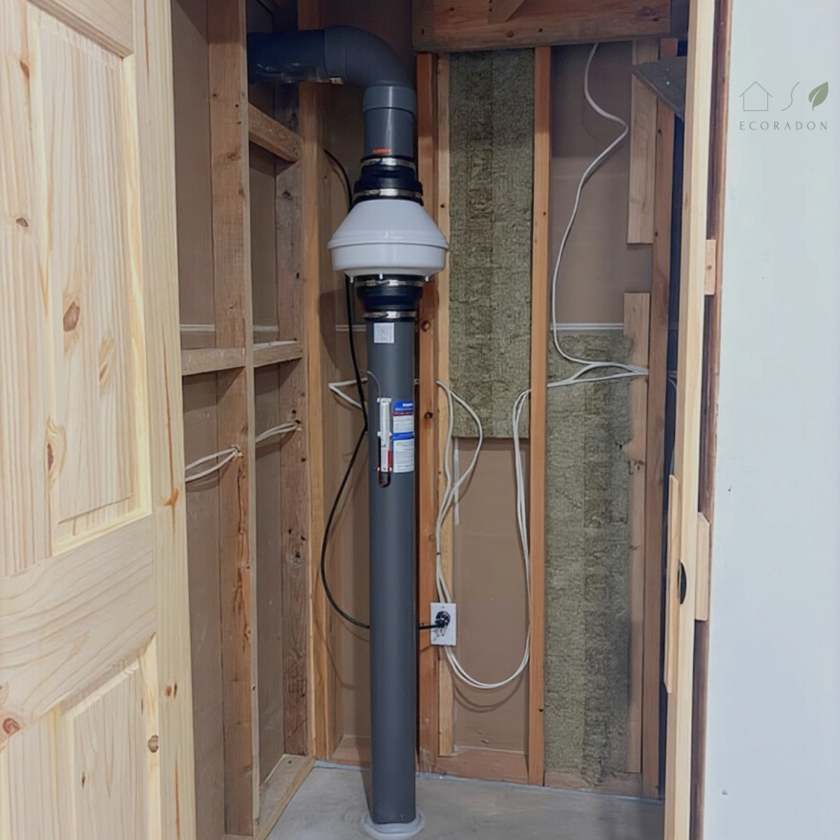Installation standard d'un système d'atténuation du radon à Rosemère avec point de succion sous la dalle 